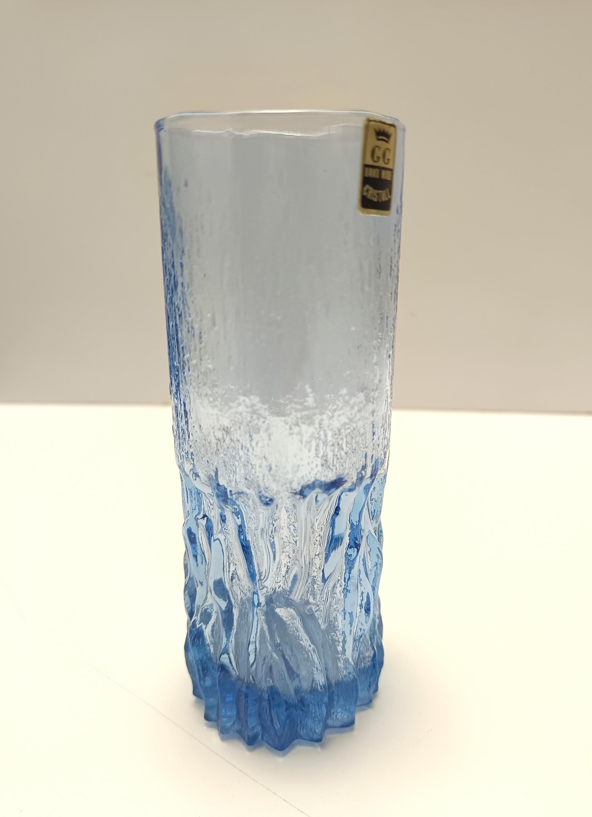 Set postmoderno di sei bicchieri da bere in cristallo blu fatti a mano in vendita 1