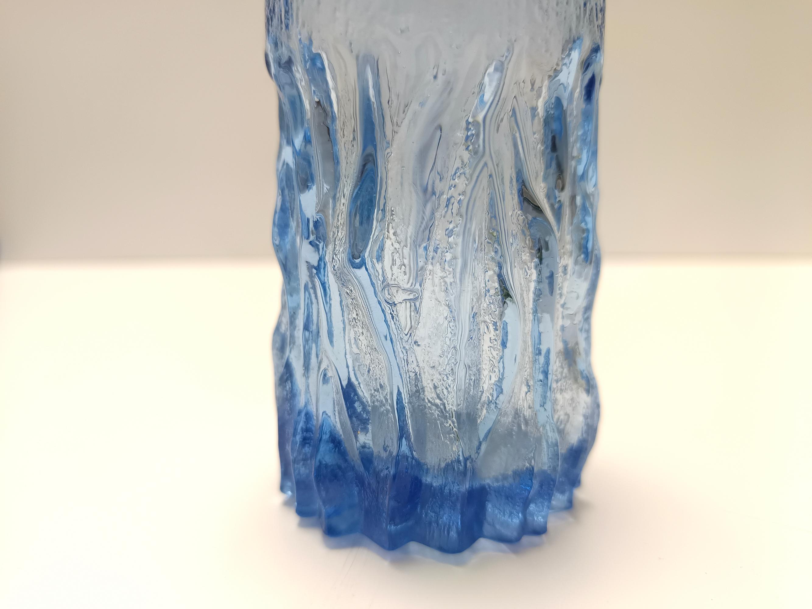 Set postmoderno di sei bicchieri da bere in cristallo blu fatti a mano in vendita 2