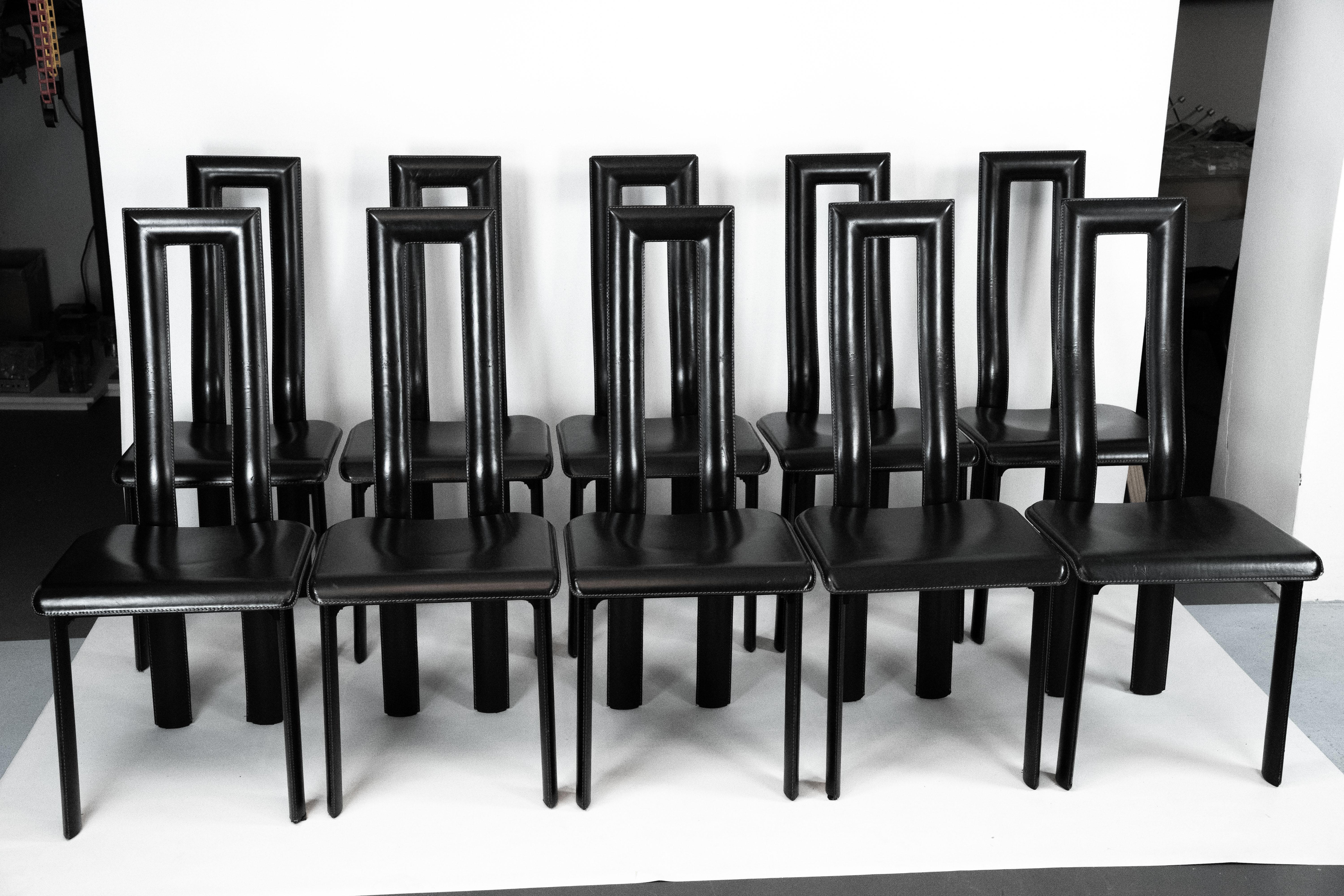 Ensemble de dix chaises de salle à manger conçues par Antonello Mosca pour Ycami, produites en Italie dans les années 1980. Chaque chaise présente une silhouette sculpturale distinctive avec un dossier haut et géométrique et une construction