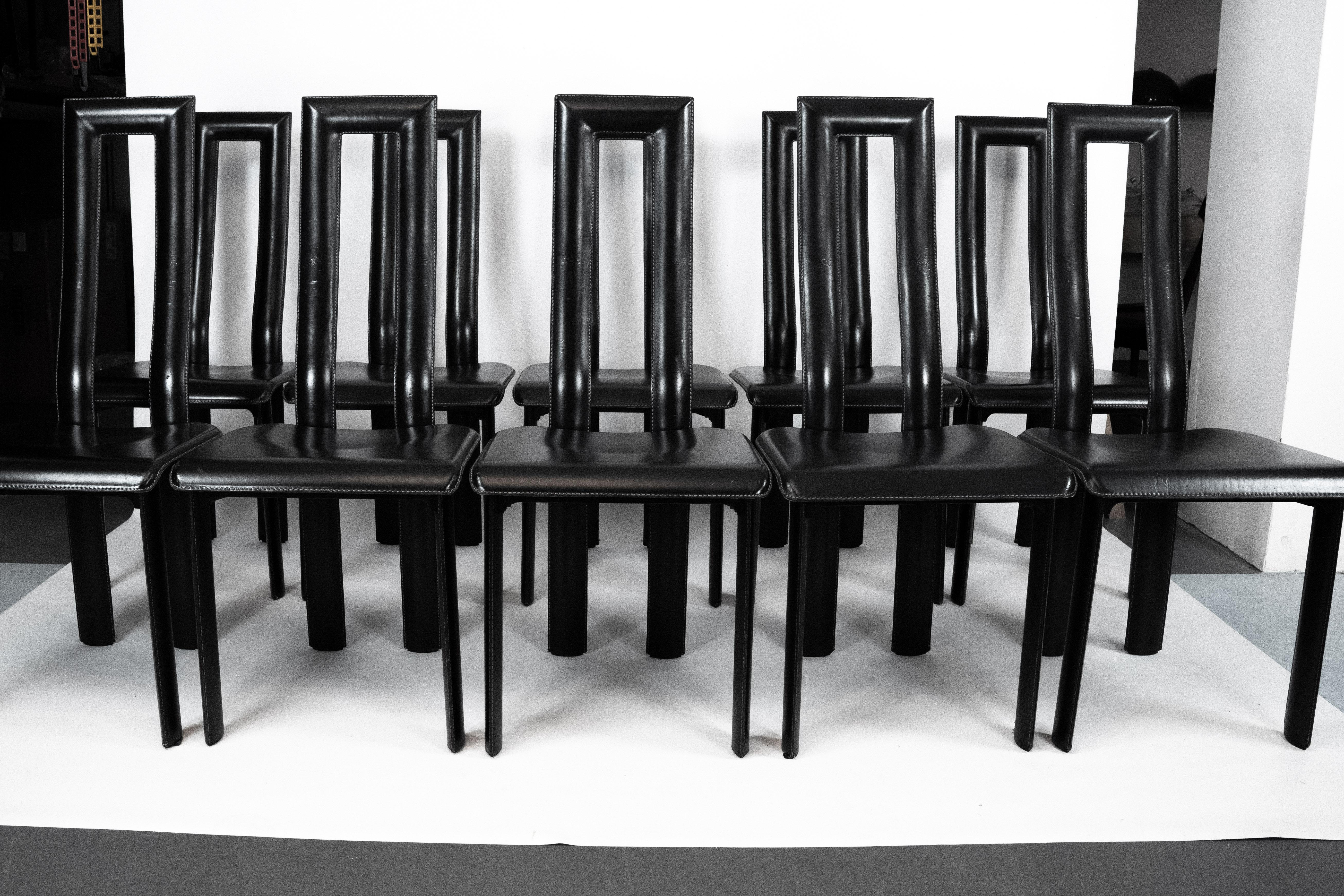 20ième siècle Ensemble postmoderne de dix chaises de salle à manger en cuir par Antonello Mosca pour Ycami. Italie en vente