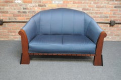 Settee postmoderne en érable teinté à l'œil d'oiseau de Michael Graves