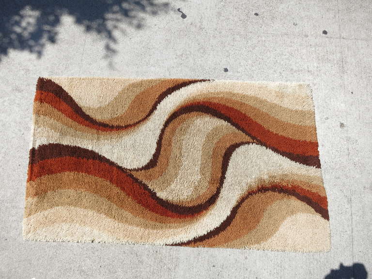 Postmodern shag area rug with abstract design in various shades of beige, browns, and burnt orange. An excellent piece for accenting your room with color-infused textiles.
5 feet, in length, and 3 feet in width.