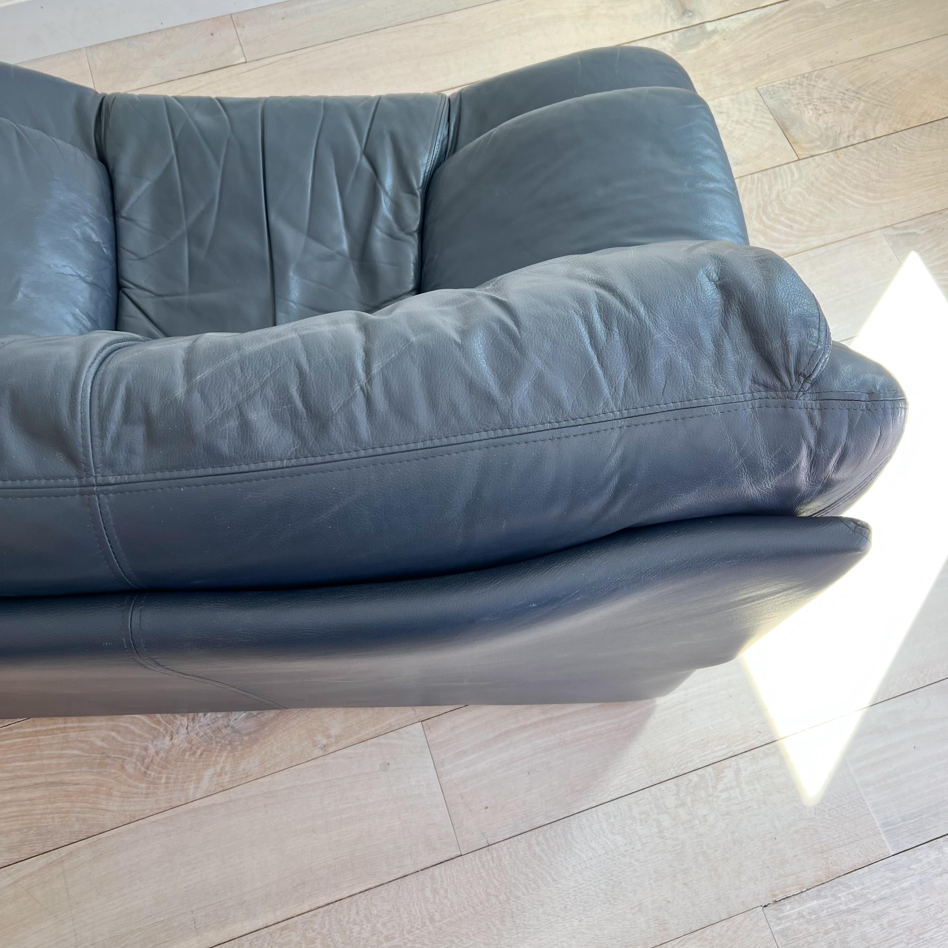 Postmodern Sharkskin Blue Leather Lounge Chair by Nicoletti Salotti For Sale 5