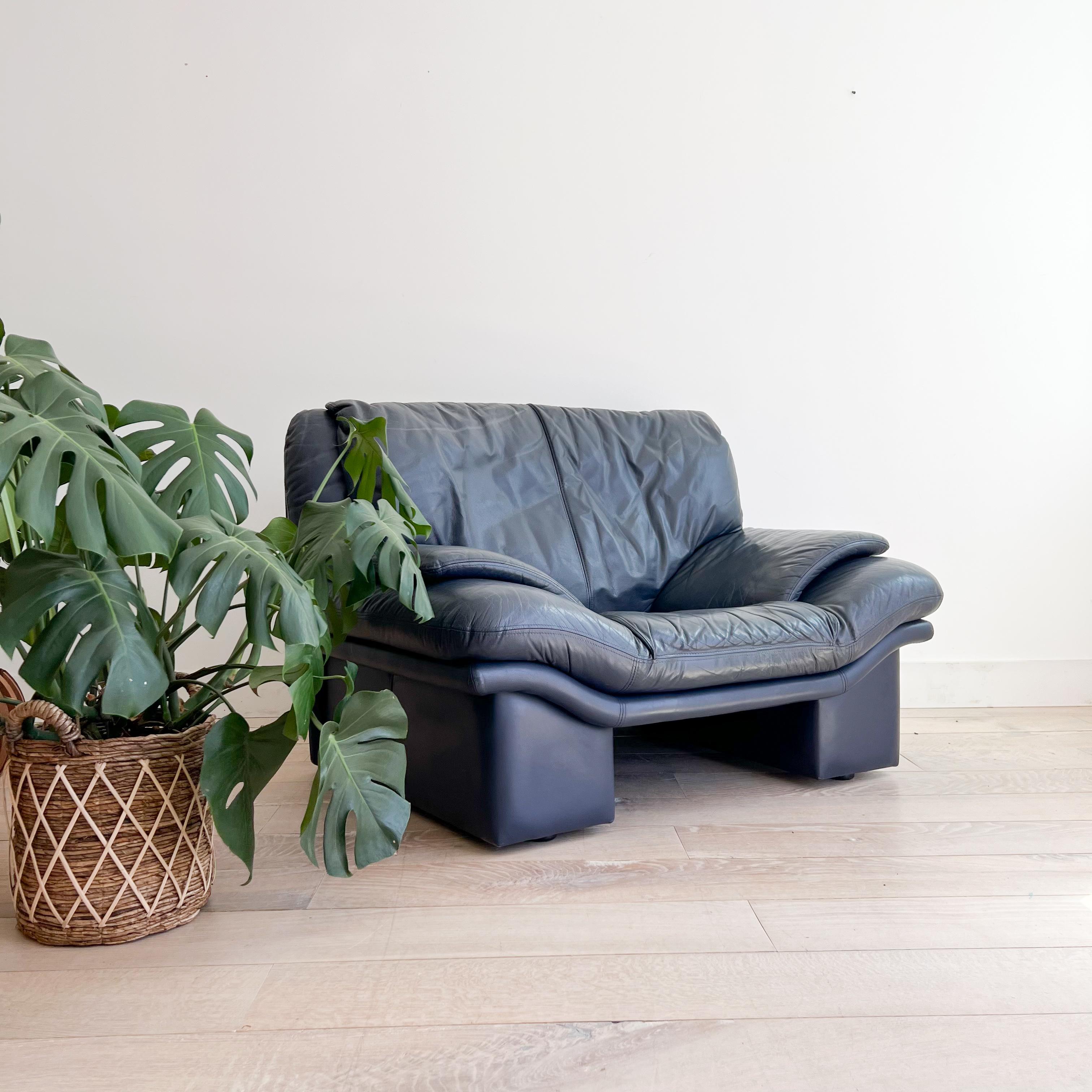 Postmodern Sharkskin Blue Leather Lounge Chair by Nicoletti Salotti For Sale 6
