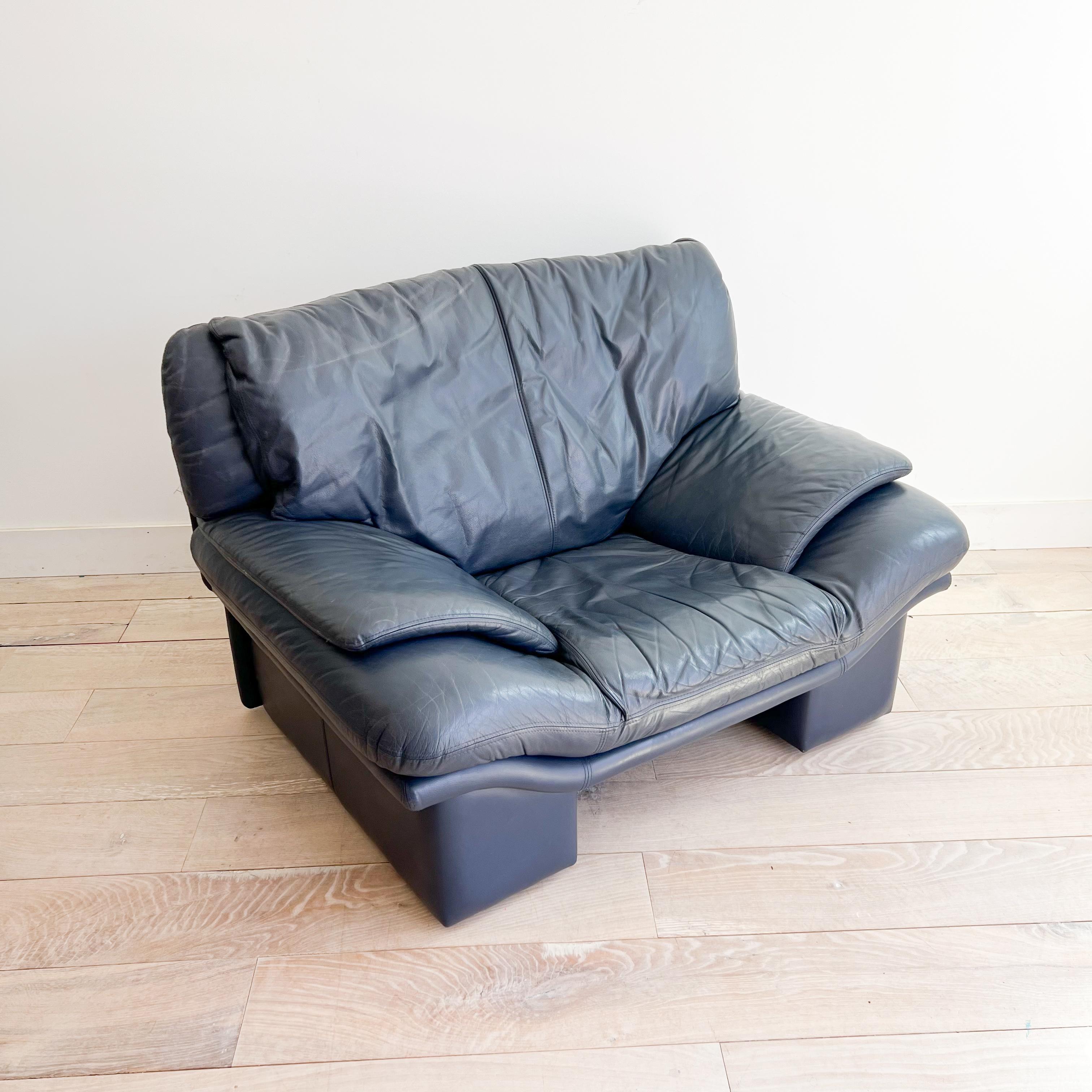 Voici l'incarnation du style et du confort : la chaise Postmoderne en cuir bleu peau de requin de Nicoletti Salotti. Cette pièce extrêmement confortable, dotée d'un cuir impeccable qui ne présente que des signes minimes d'âge ou d'utilisation, vous
