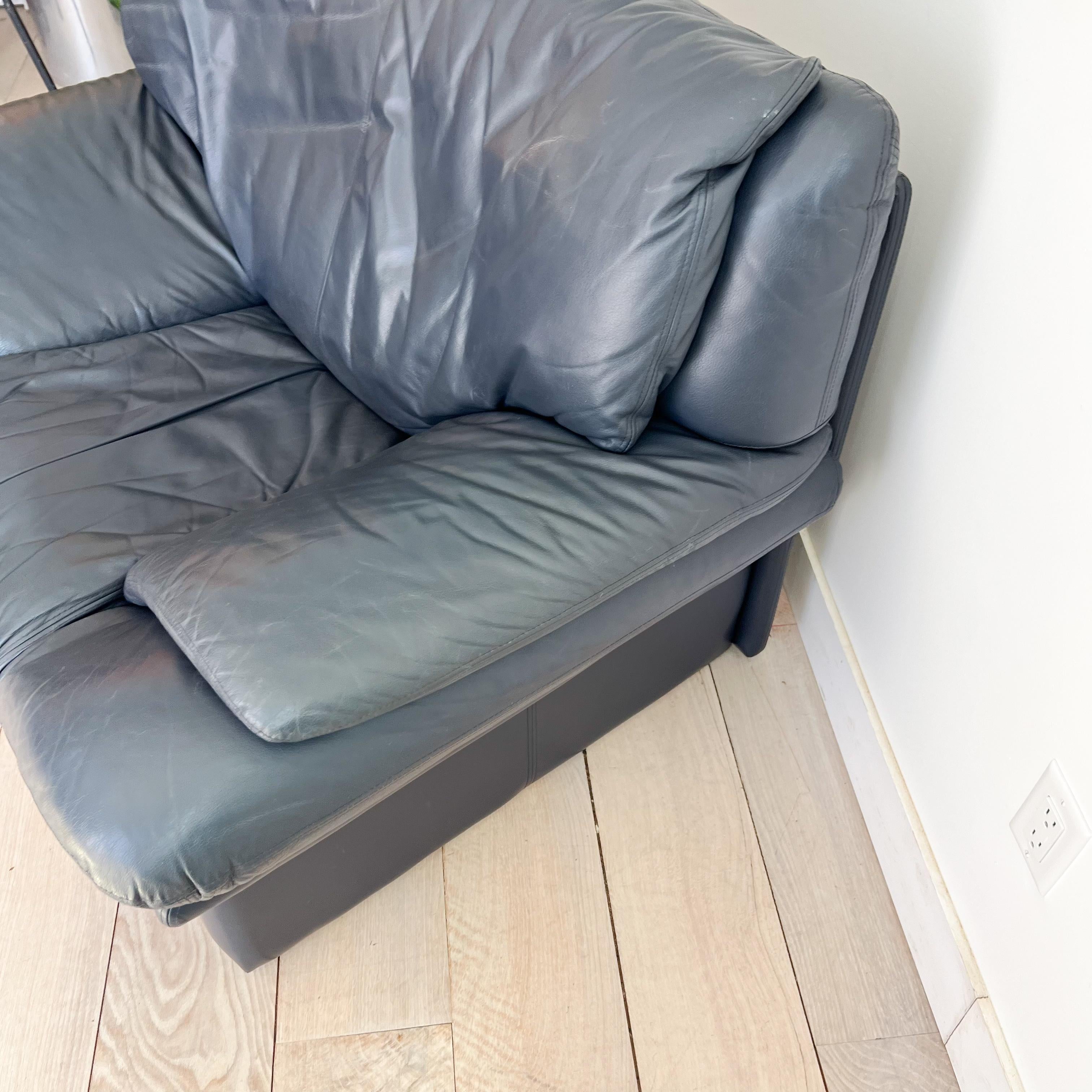 Fin du 20e siècle Chaise longue postmoderne en cuir bleu de requin par Nicoletti Salotti en vente