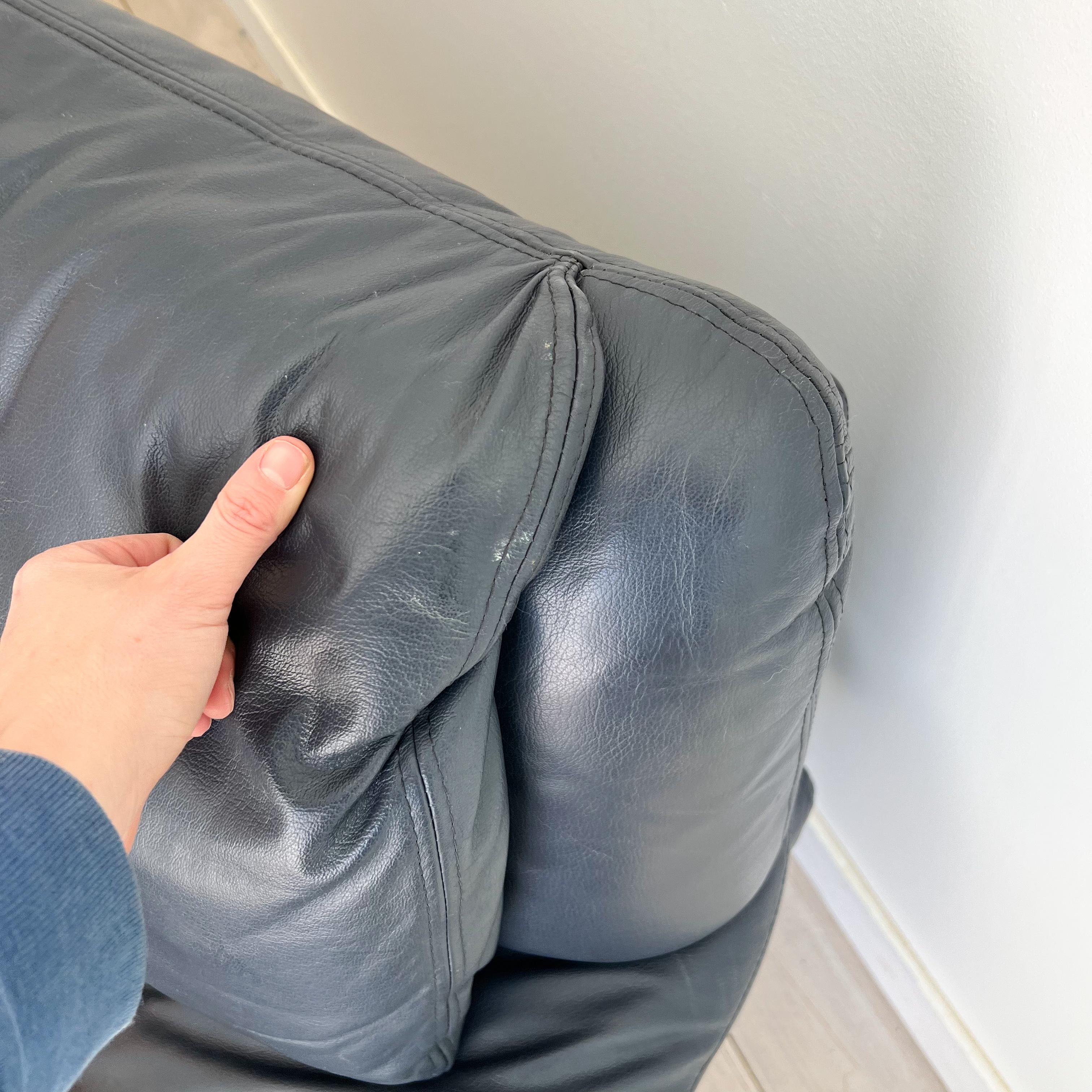 Fin du 20e siècle Chaise longue postmoderne en cuir bleu de requin par Nicoletti Salotti en vente