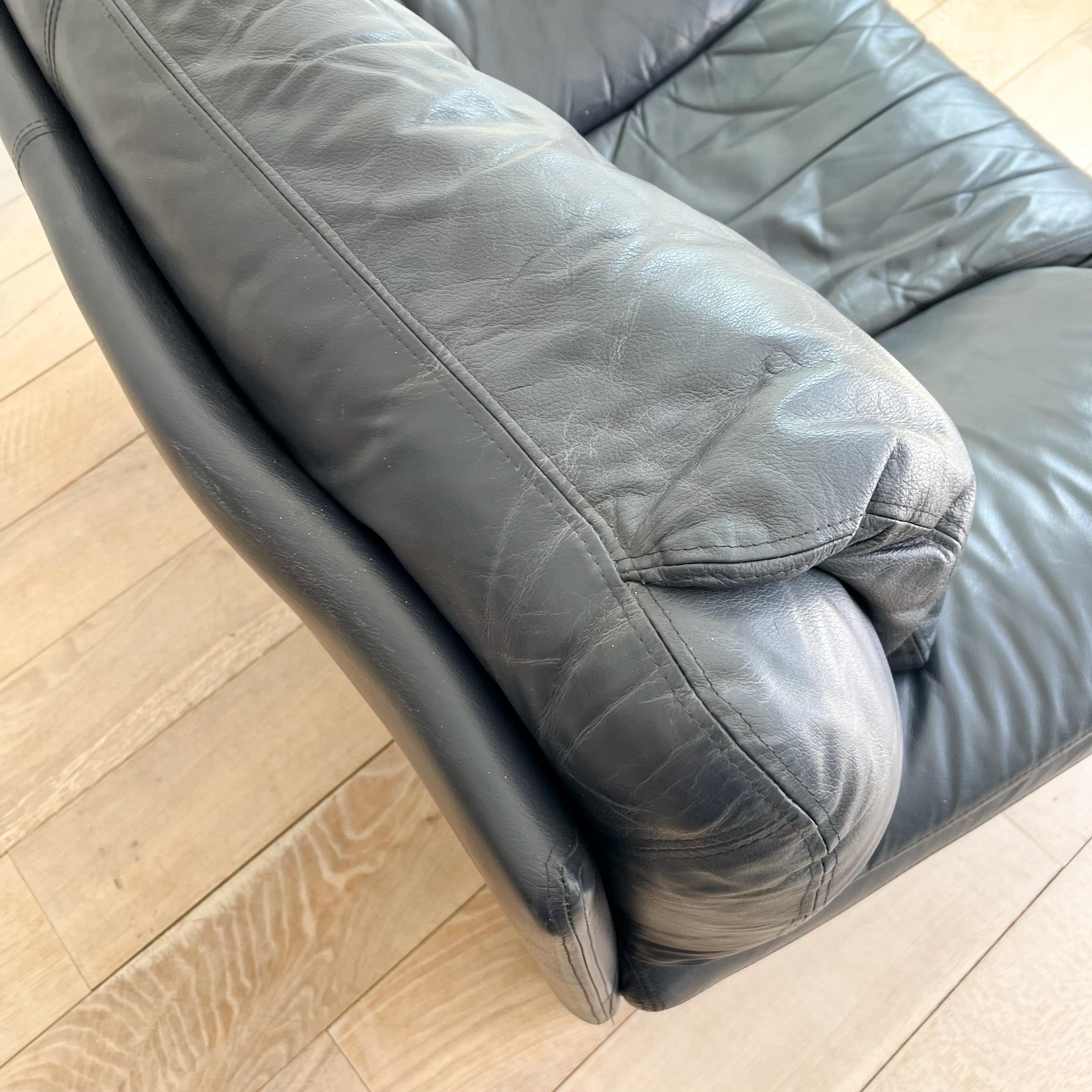 Postmodern Sharkskin Blue Leather Lounge Chair by Nicoletti Salotti For Sale 2