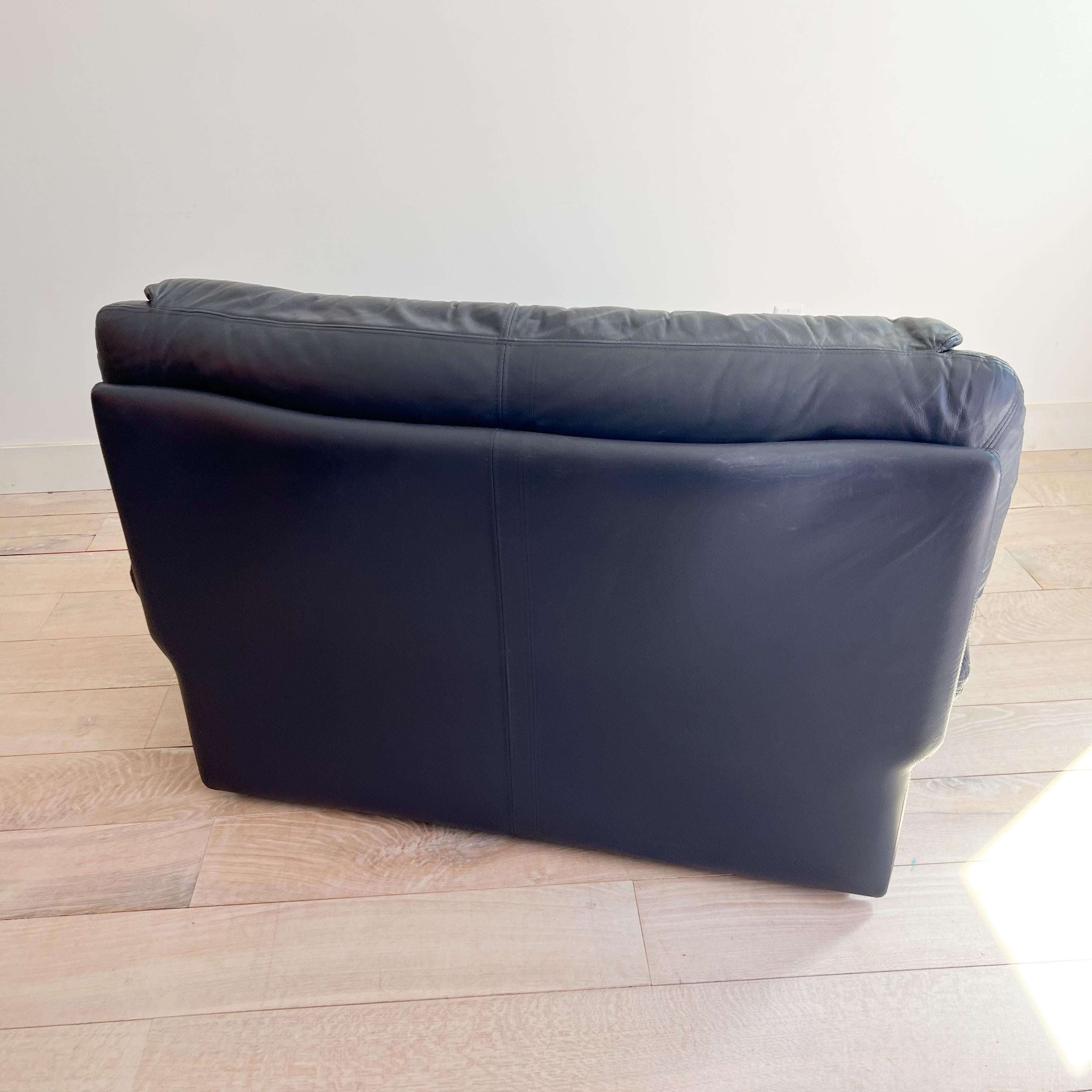 Postmodern Sharkskin Blue Leather Lounge Chair by Nicoletti Salotti For Sale 3