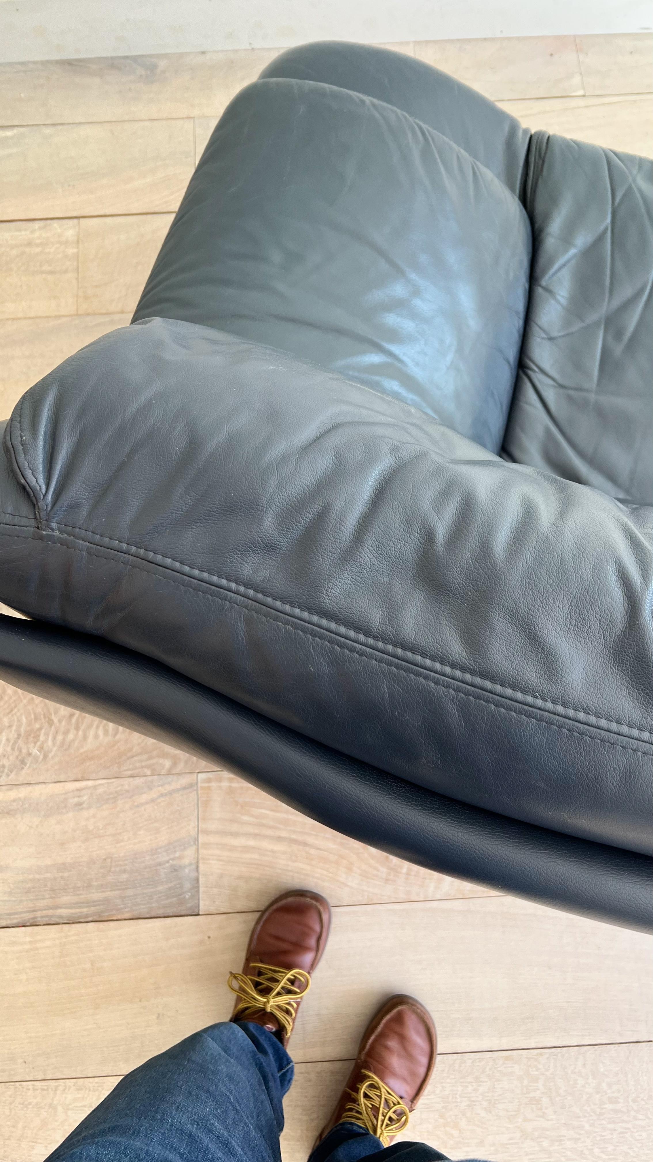Postmodern Sharkskin Blue Leather Lounge Chair by Nicoletti Salotti For Sale 4