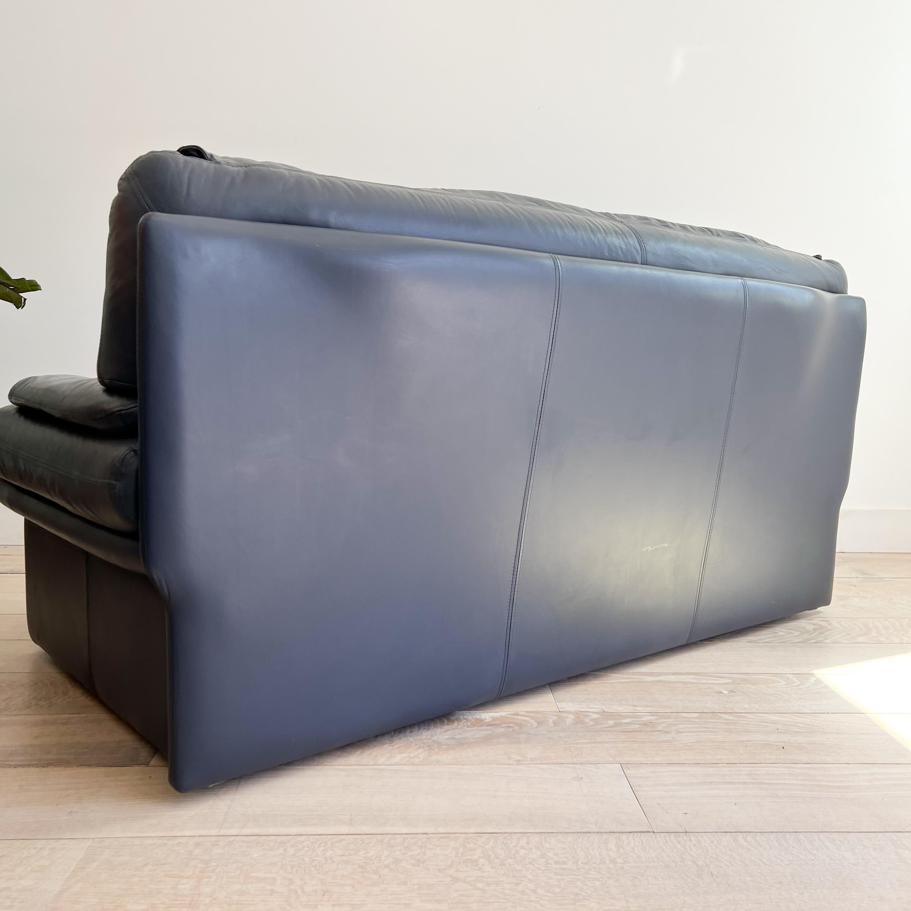 Postmodern Sharkskin Blue Leather Sofa by Nicoletti Salotti For Sale 4