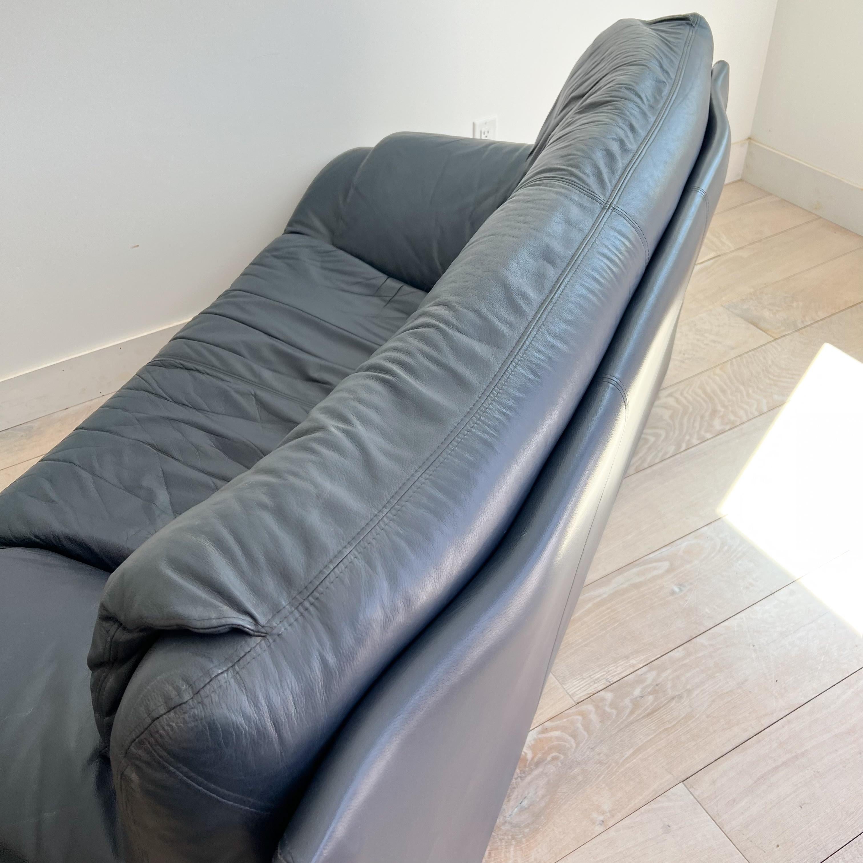 Postmodern Sharkskin Blue Leather Sofa by Nicoletti Salotti For Sale 5