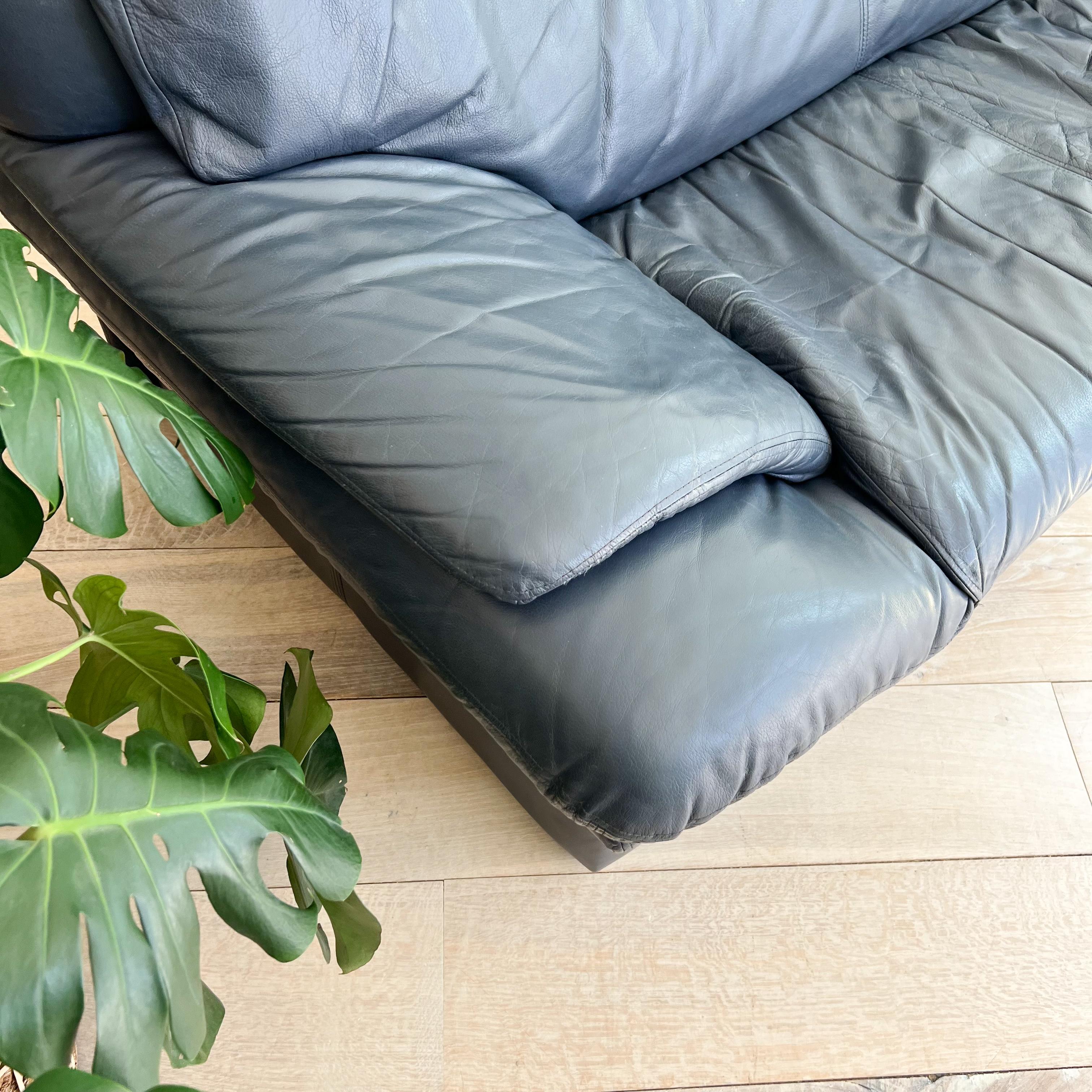 Postmodern Sharkskin Blue Leather Sofa by Nicoletti Salotti For Sale 1