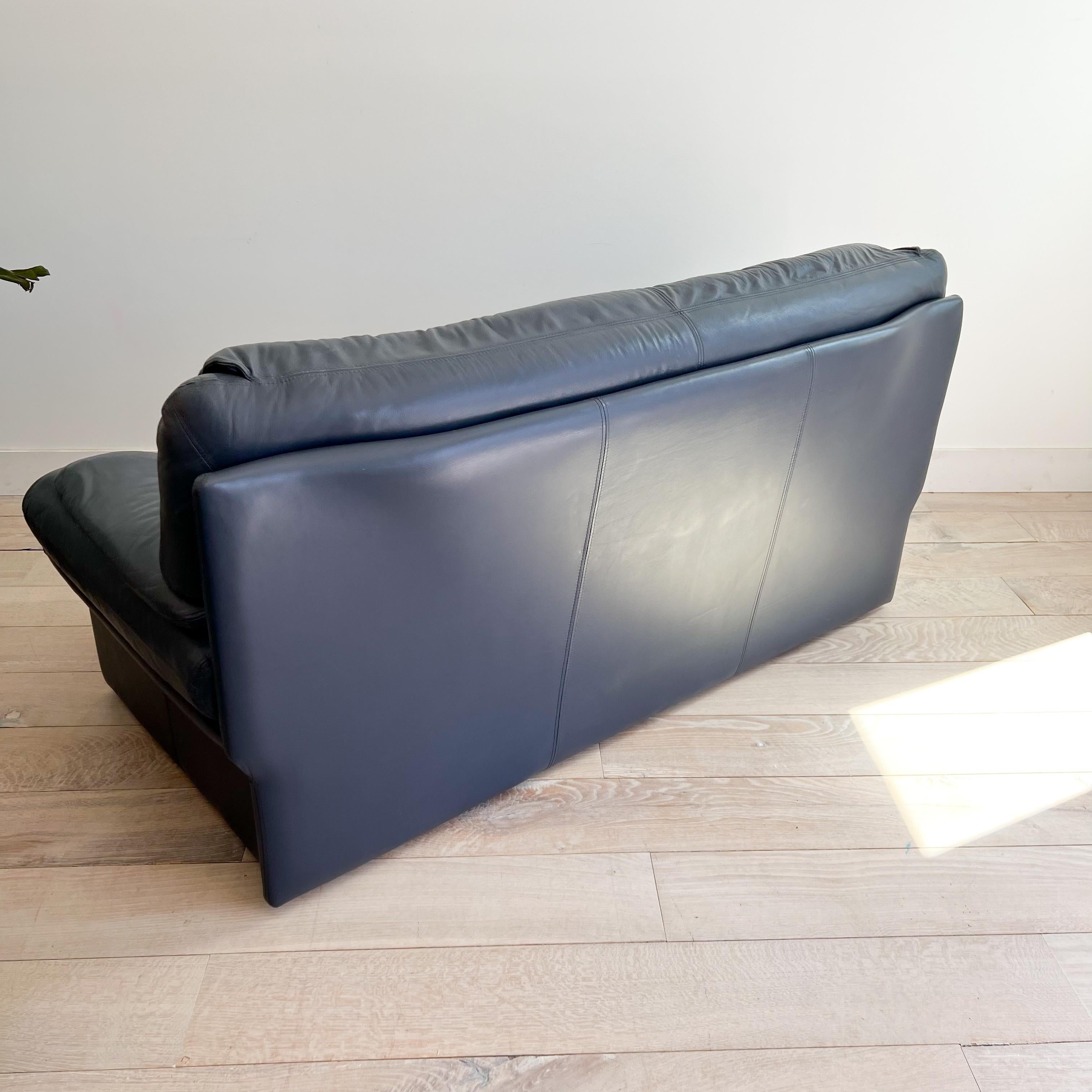 Postmodernes Sofa aus blauem Haifischleder von Nicoletti Salotti im Angebot 4