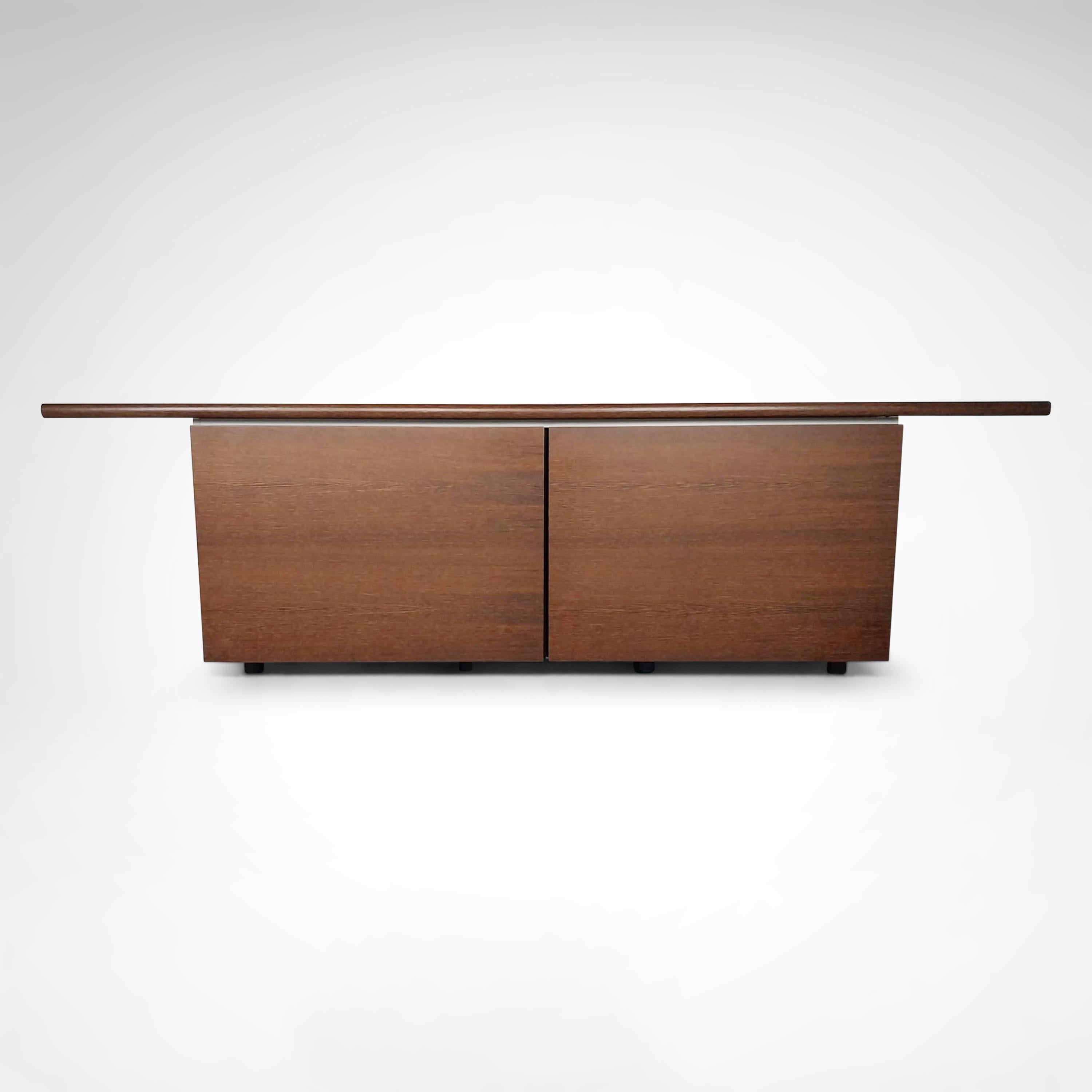 Impressionnant design de Giotto Stoppino datant de 1977, une interprétation postmoderne du design classique italien de la crédence.

Le Sheraton se caractérise par sa capote surdimensionnée, qui se détache nettement de la carrosserie et donne