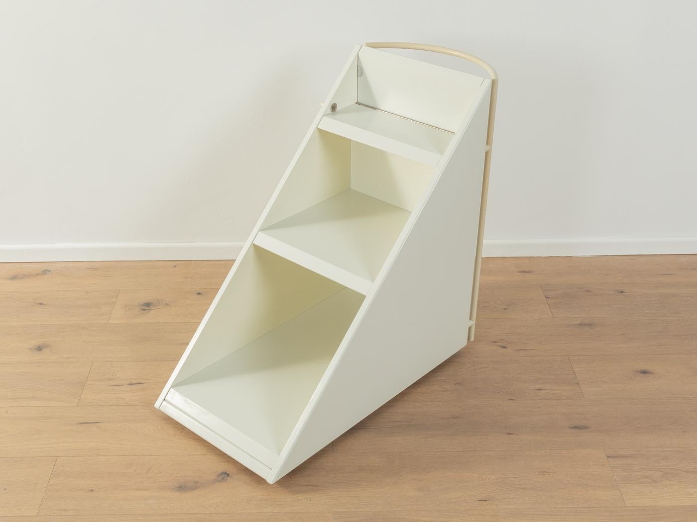 Table d'appoint postmoderne de Peter Maly pour la série Duo d'Interlübke des années 1980. Corpus de haute qualité en blanc avec deux étagères, un plateau pliable et des roulettes en plastique.

Caractéristiques de qualité :

    très bon travail
   