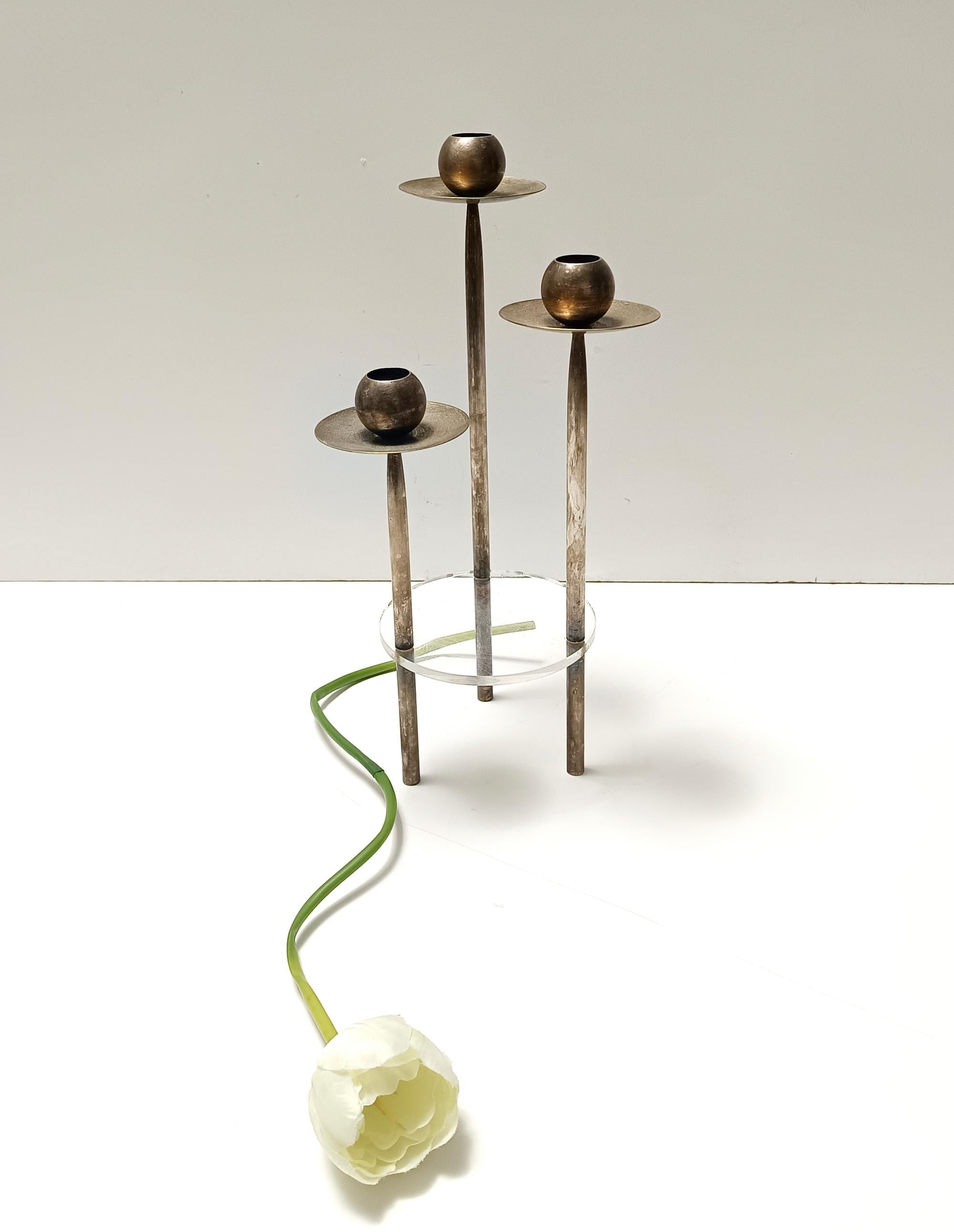 Postmoderne Candélabre postmoderne en laiton argenté et plexiglas de Mesa, Italie 1970 en vente