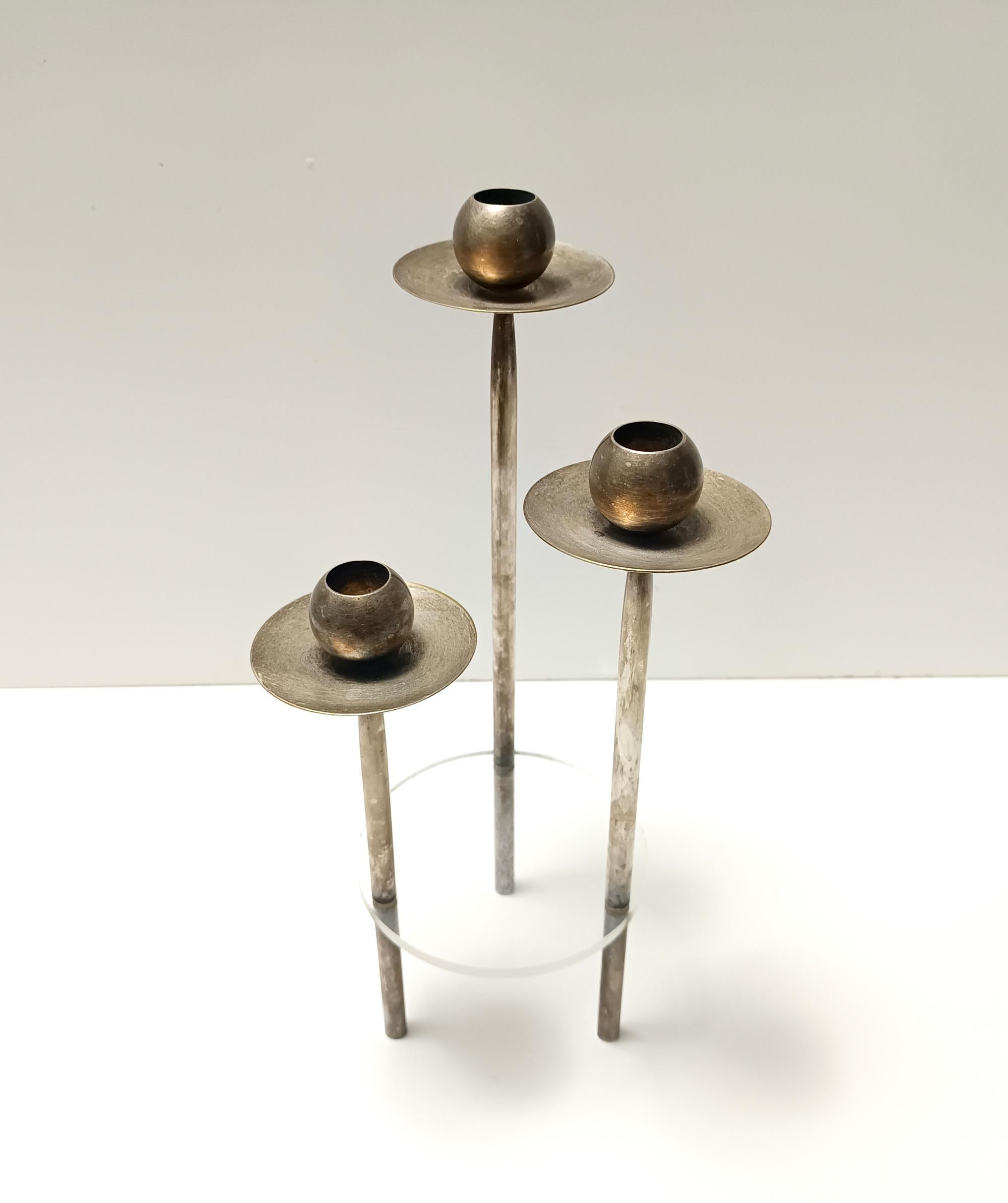 italien Candélabre postmoderne en laiton argenté et plexiglas de Mesa, Italie 1970 en vente