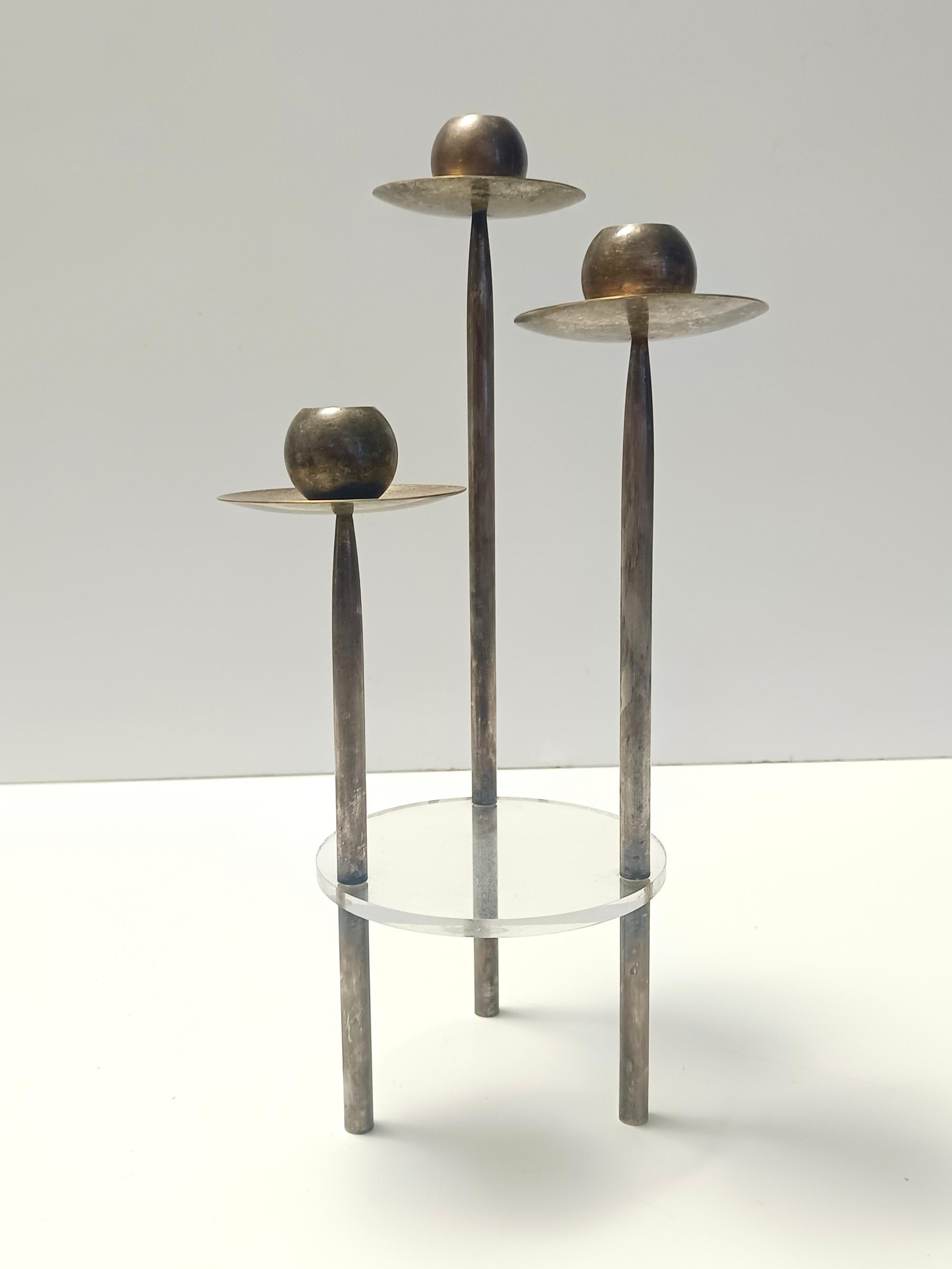 Plaqué Candélabre postmoderne en laiton argenté et plexiglas de Mesa, Italie 1970 en vente