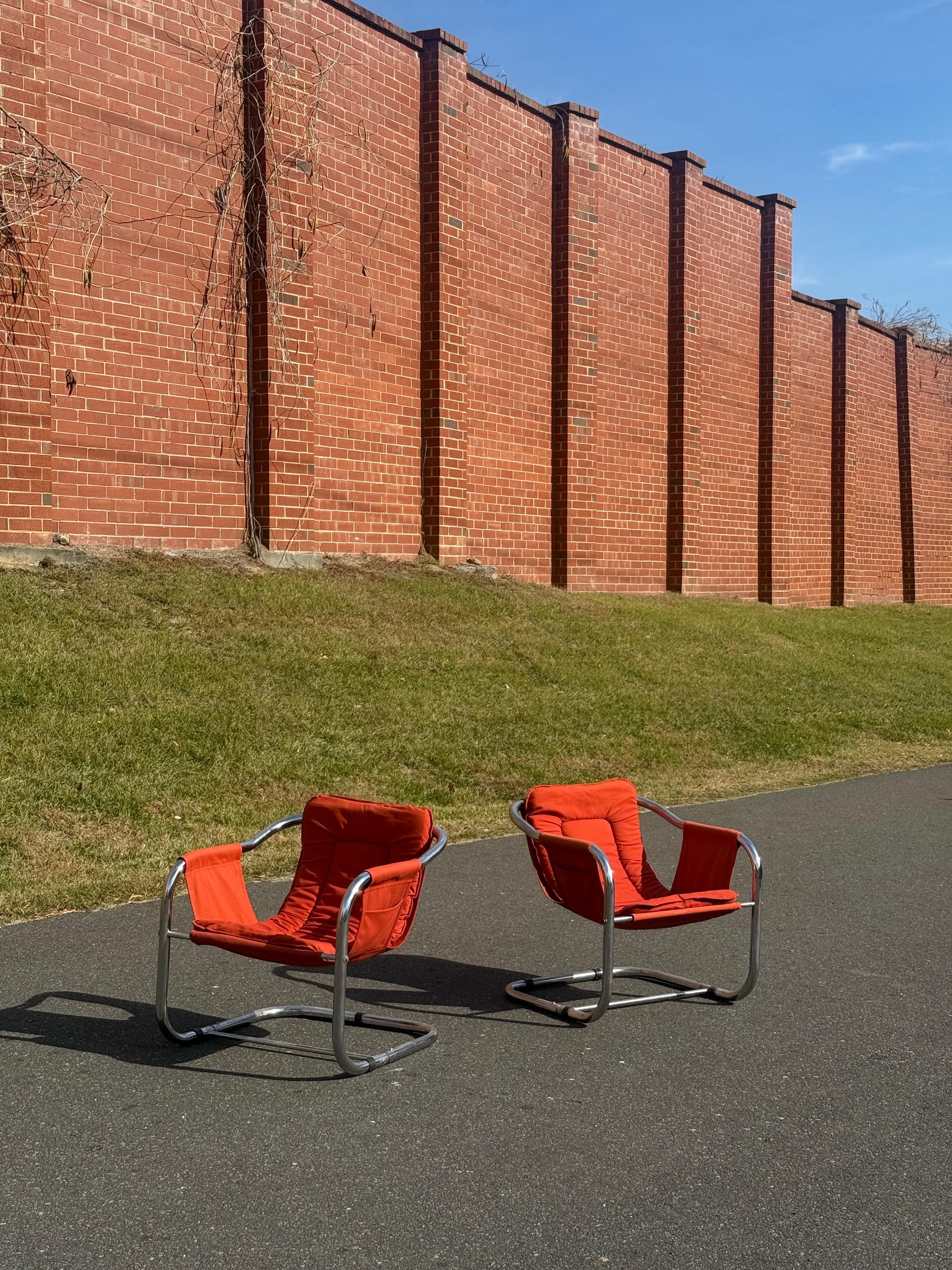 Postmoderne Chaises à piètement postmodernes dans le style de Vecta Zermatt - une paire en vente