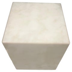 Piccolo piedistallo postmoderno in marmo per sculture da esposizione