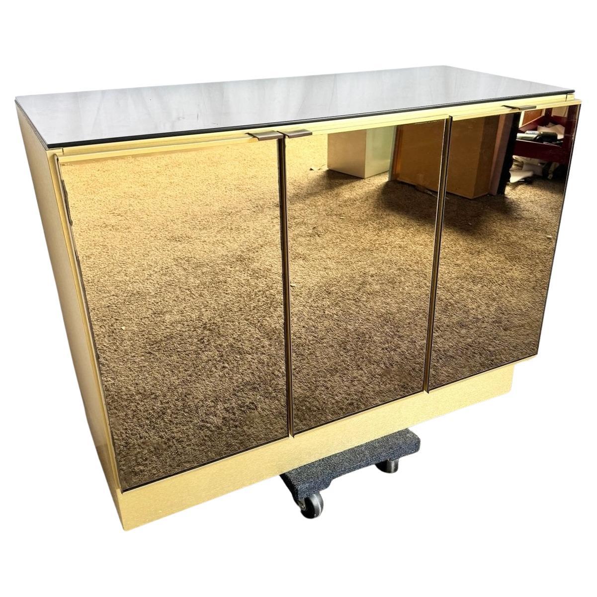 Credenza postmoderna con specchio fumé e oro in vendita