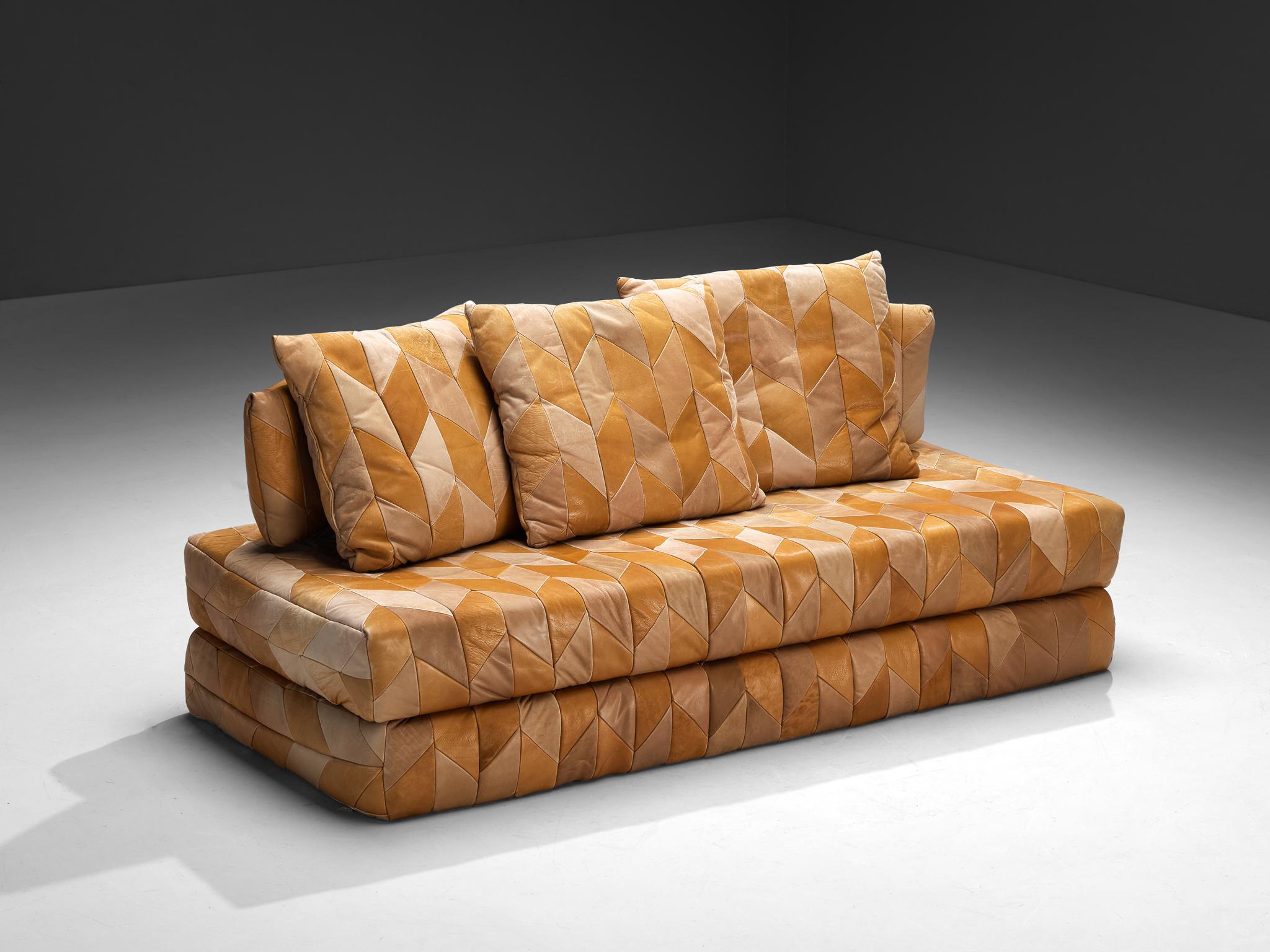 Canapé ou lit de jour en cuir rapiécé, cuir, métal, Europe, années 1970.

Ce canapé vintage en patchwork, fabriqué en Europe dans les années 1970, dégage le charme incomparable de cette époque emblématique. Son revêtement est une magnifique mosaïque