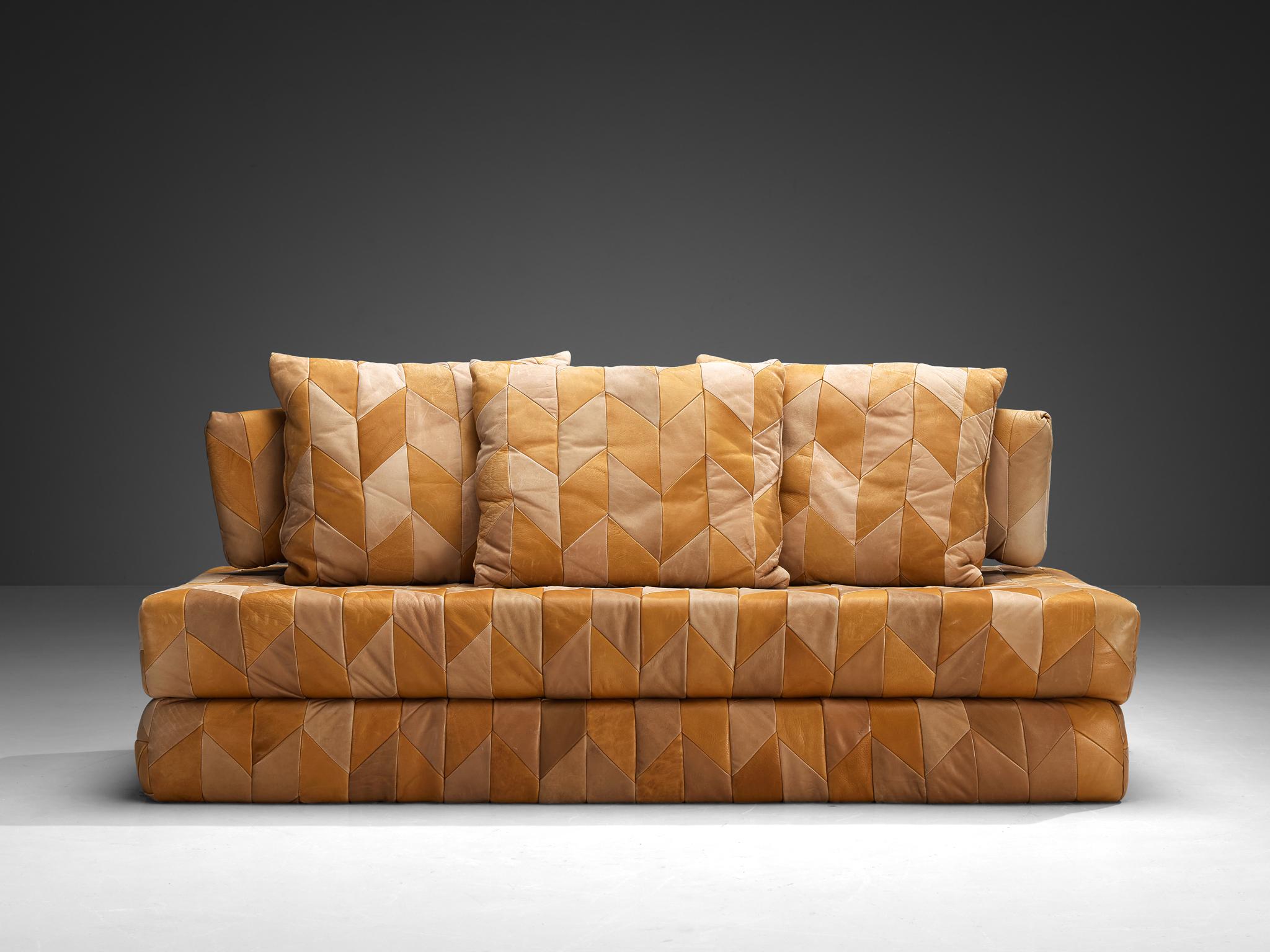 Postmoderne Canapé ou méridienne postmoderne en cuir patchwork