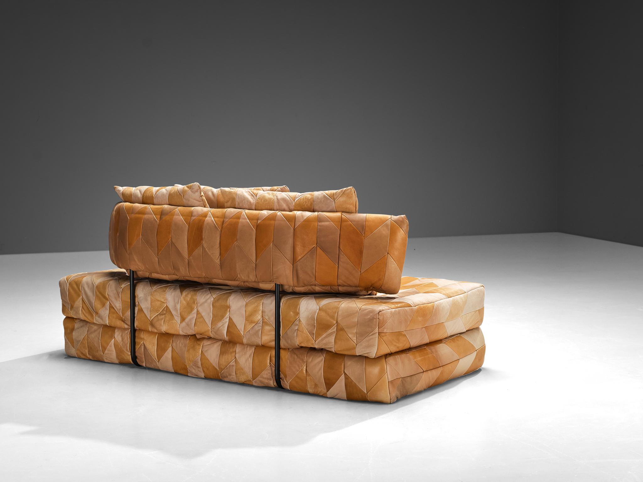 Européen Canapé ou méridienne postmoderne en cuir patchwork