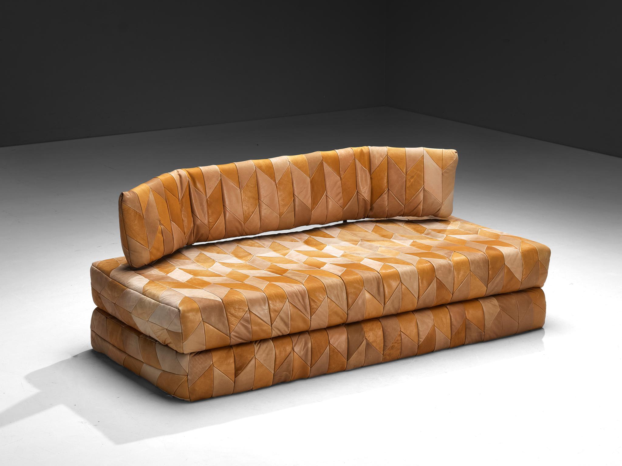 Métal Canapé ou méridienne postmoderne en cuir patchwork