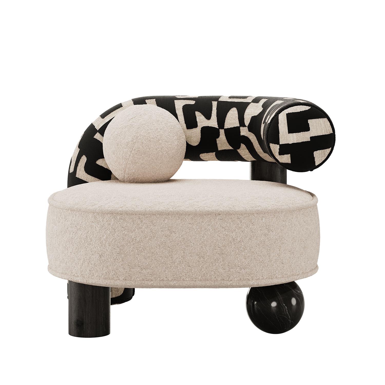 Der Sessel Soleil, der sich durch künstlerische Brillanz und tadellose Handwerkskunst auszeichnet, ist ein auffälliges Stück, das die Aufmerksamkeit auf sich zieht. Ein einladender, großzügig konturierter Sitz verankert das Stück mit kühner Eleganz