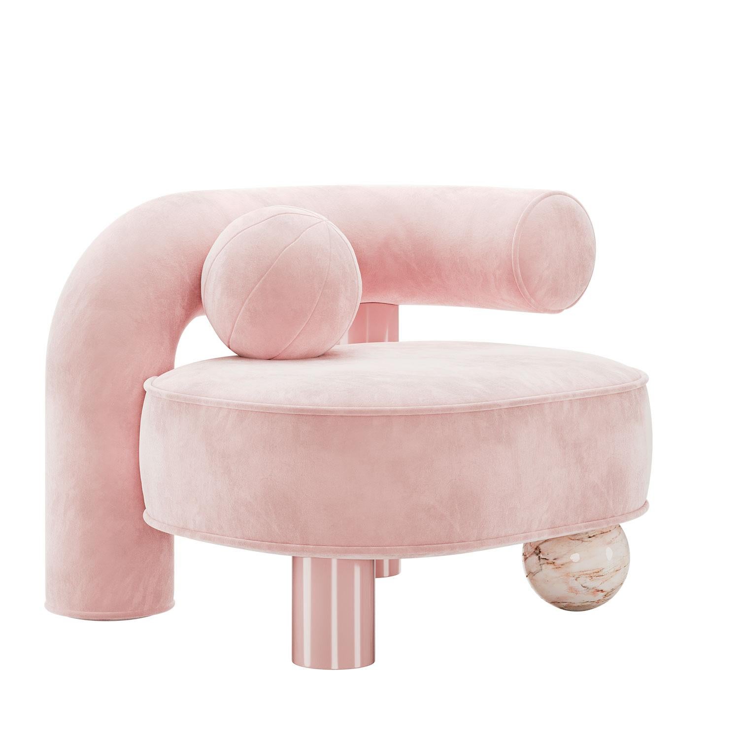 El Sillón Soleil, de brillantez artística y artesanía impecable, es una pieza que llama la atención. Un asiento acogedor y generosamente contorneado ancla la pieza con una elegancia audaz y una sensación de presencia arraigada. El arco del respaldo,