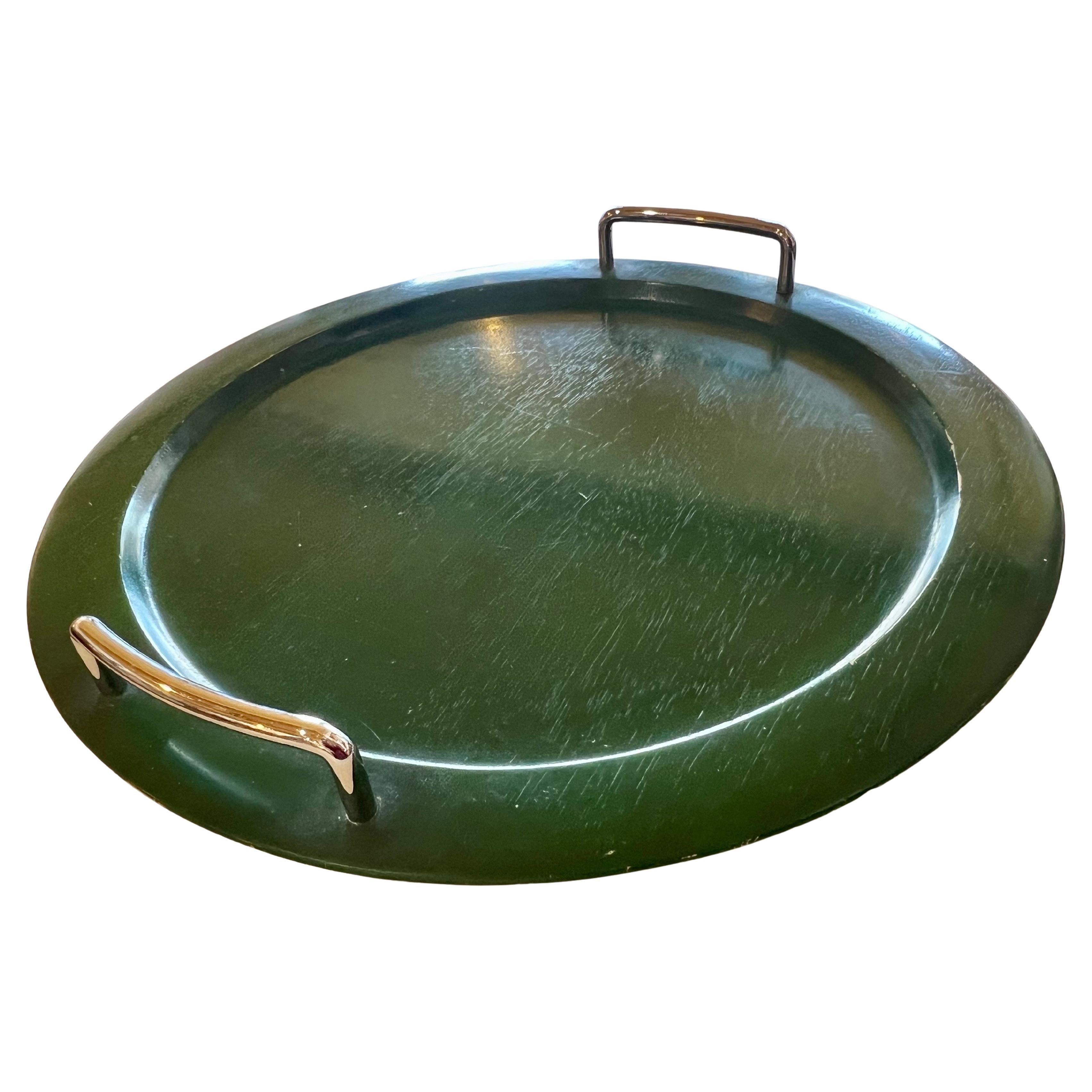 Preciosa y rara bandeja redonda de madera maciza lacada de los años 80 con asas cromadas, bonita pátina y acabado desgastado, algunas marcas debidas a la edad, pero tiene estilo y aspecto.