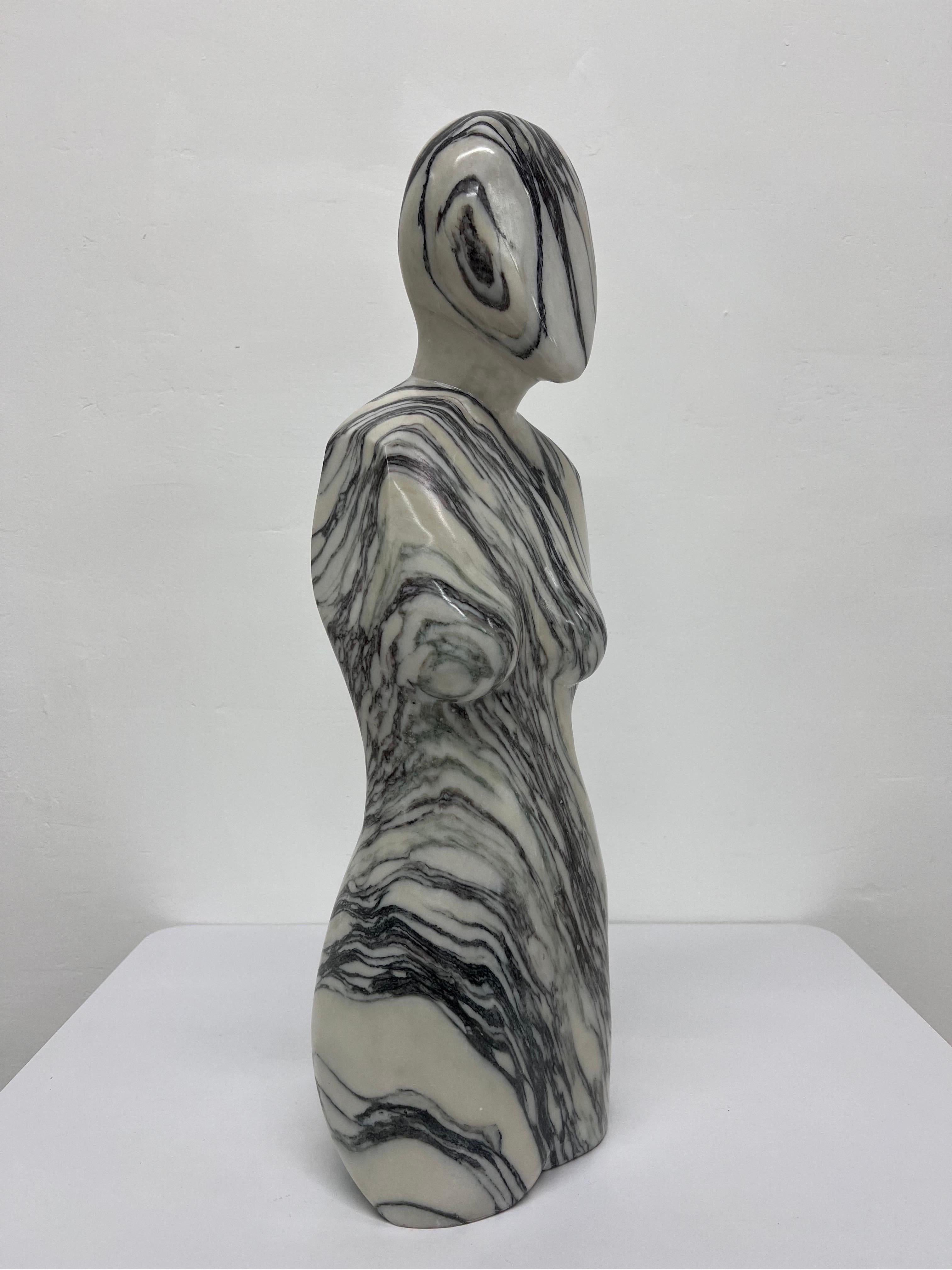 Postmoderne Sculpture figurative italienne postmoderne féminine en marbre massif poli sculpté en vente