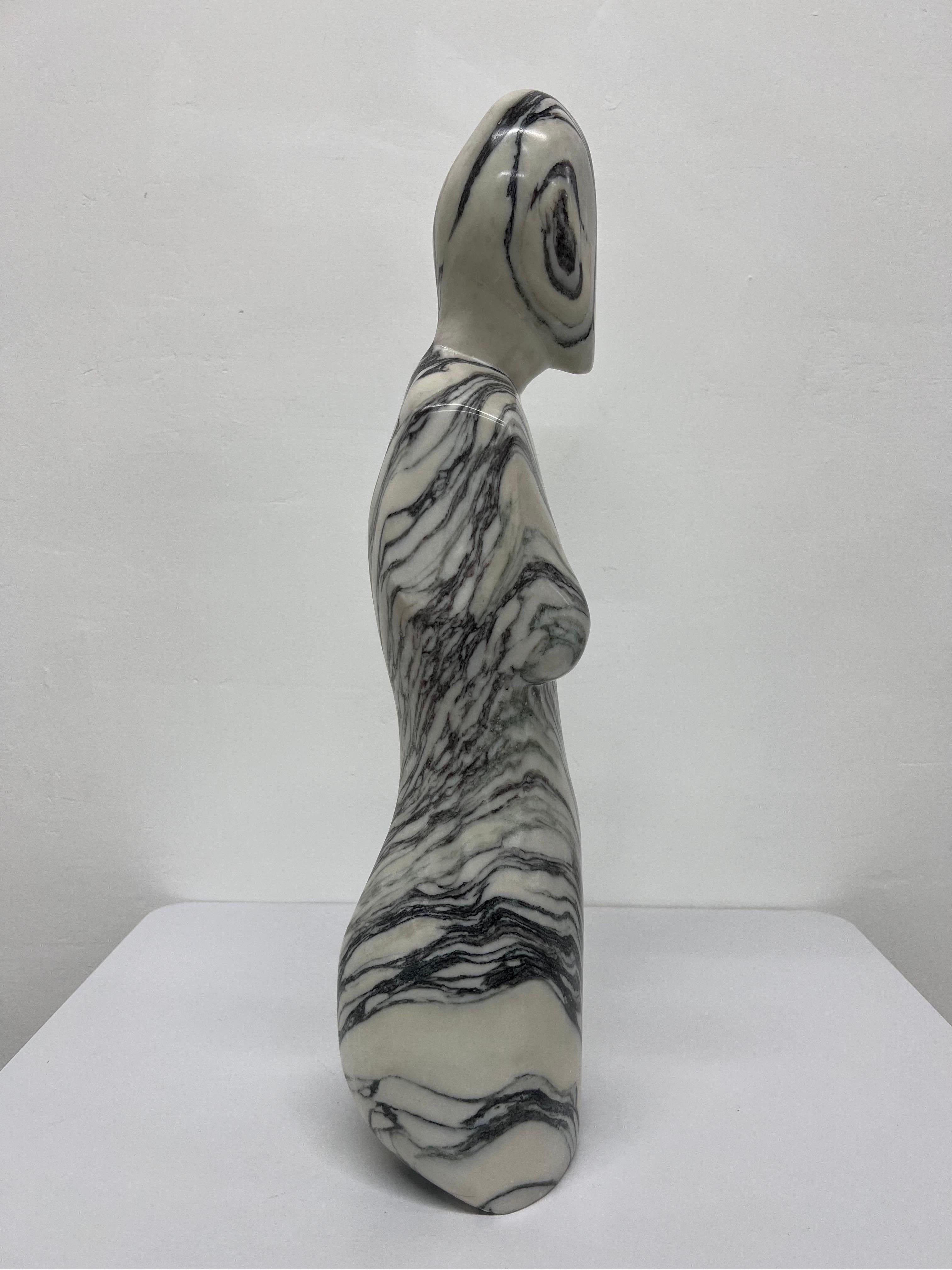 Américain Sculpture figurative italienne postmoderne féminine en marbre massif poli sculpté en vente