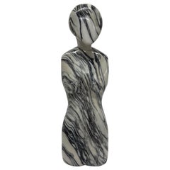 Scultura figurativa femminile postmoderna in marmo massiccio italiano intagliato e lucidato