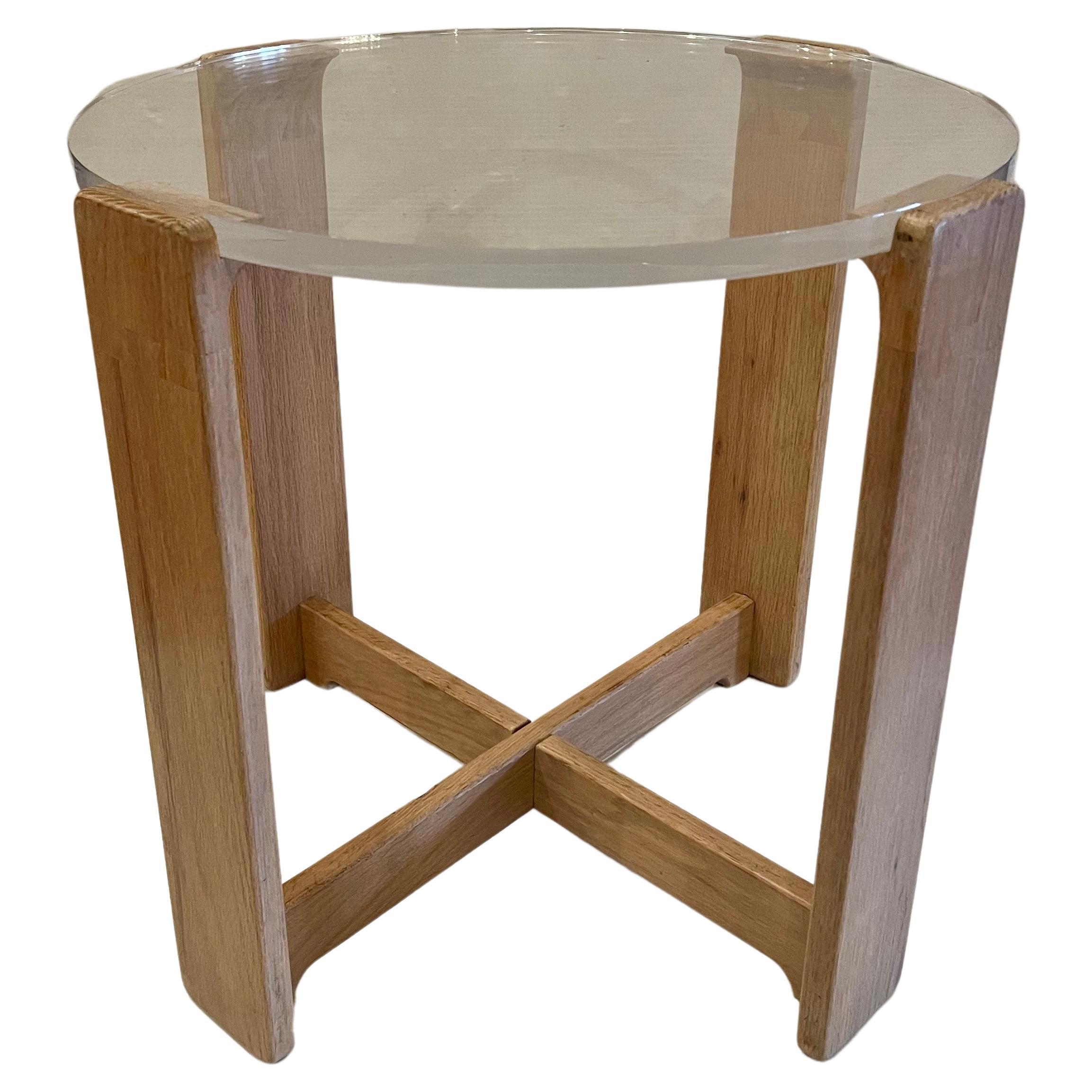 Postmoderne Table de cocktail postmoderne Crisss/Cross en chêne massif blanchi à la chaux avec plateau rond en lucite en vente
