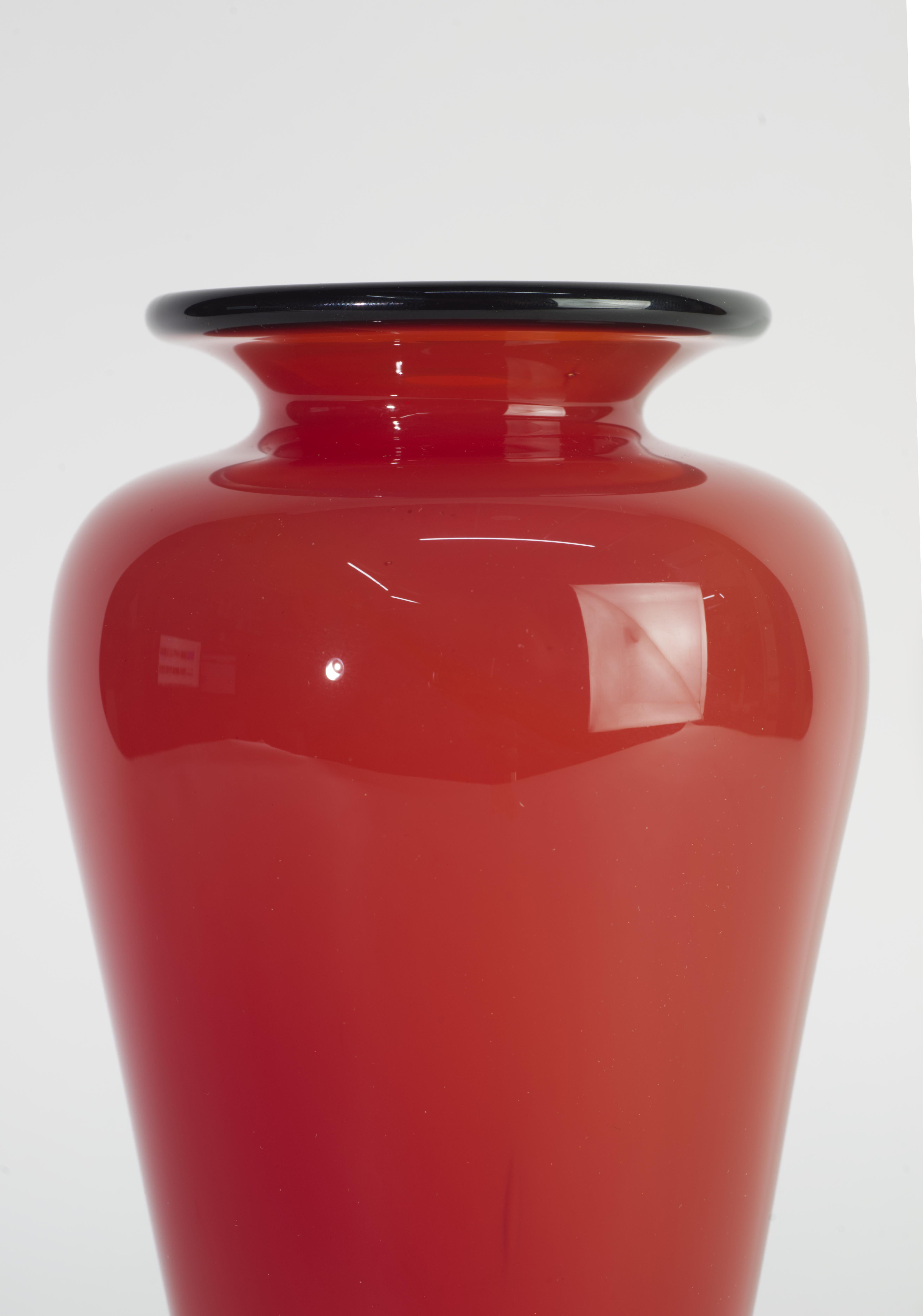 Jarrón posmoderno de vidrio artístico Sommerso, rojo y negro, soplado a mano Posmoderno en venta
