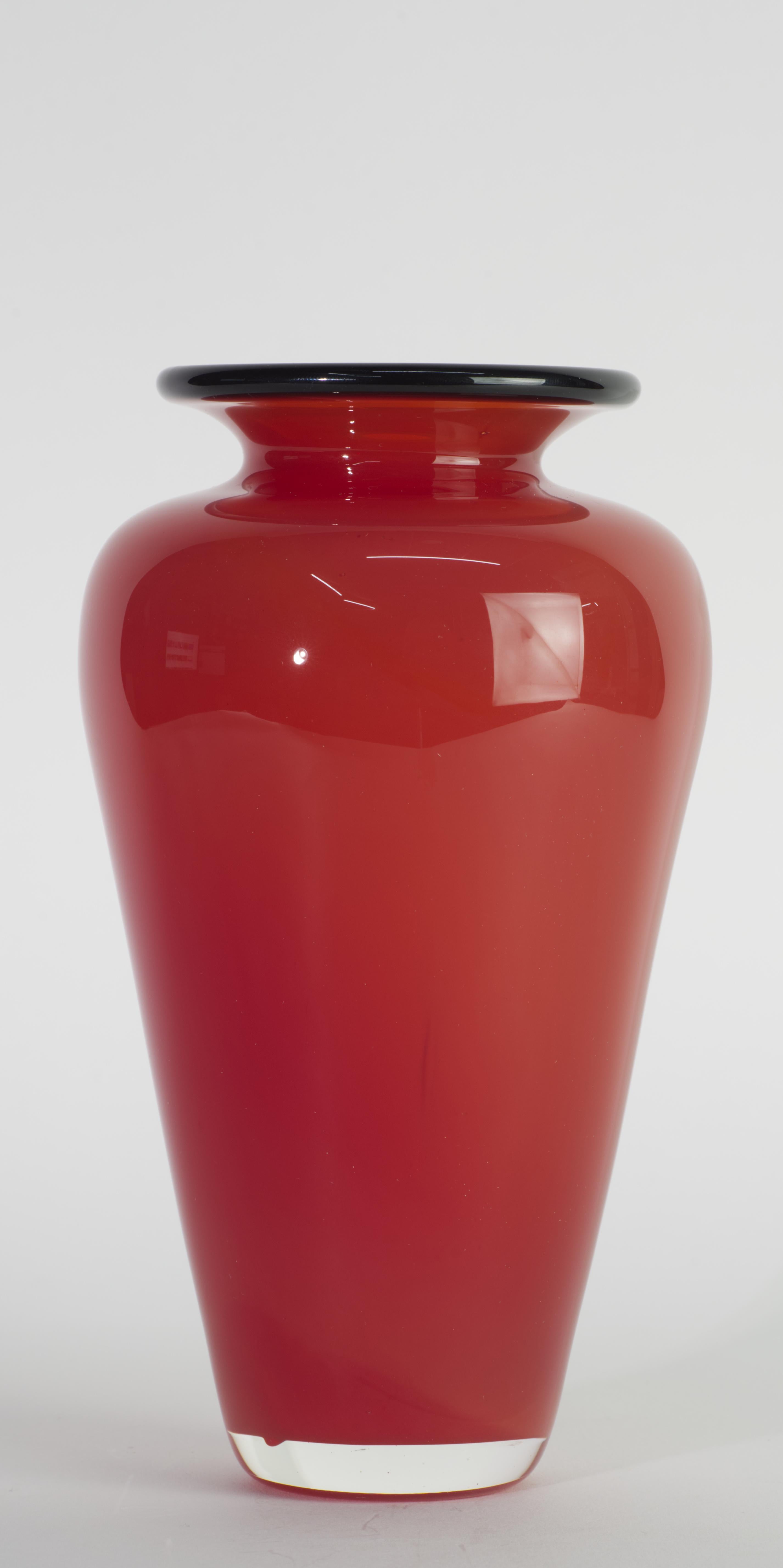 Jarrón posmoderno de vidrio artístico Sommerso, rojo y negro, soplado a mano Hecho a mano en venta