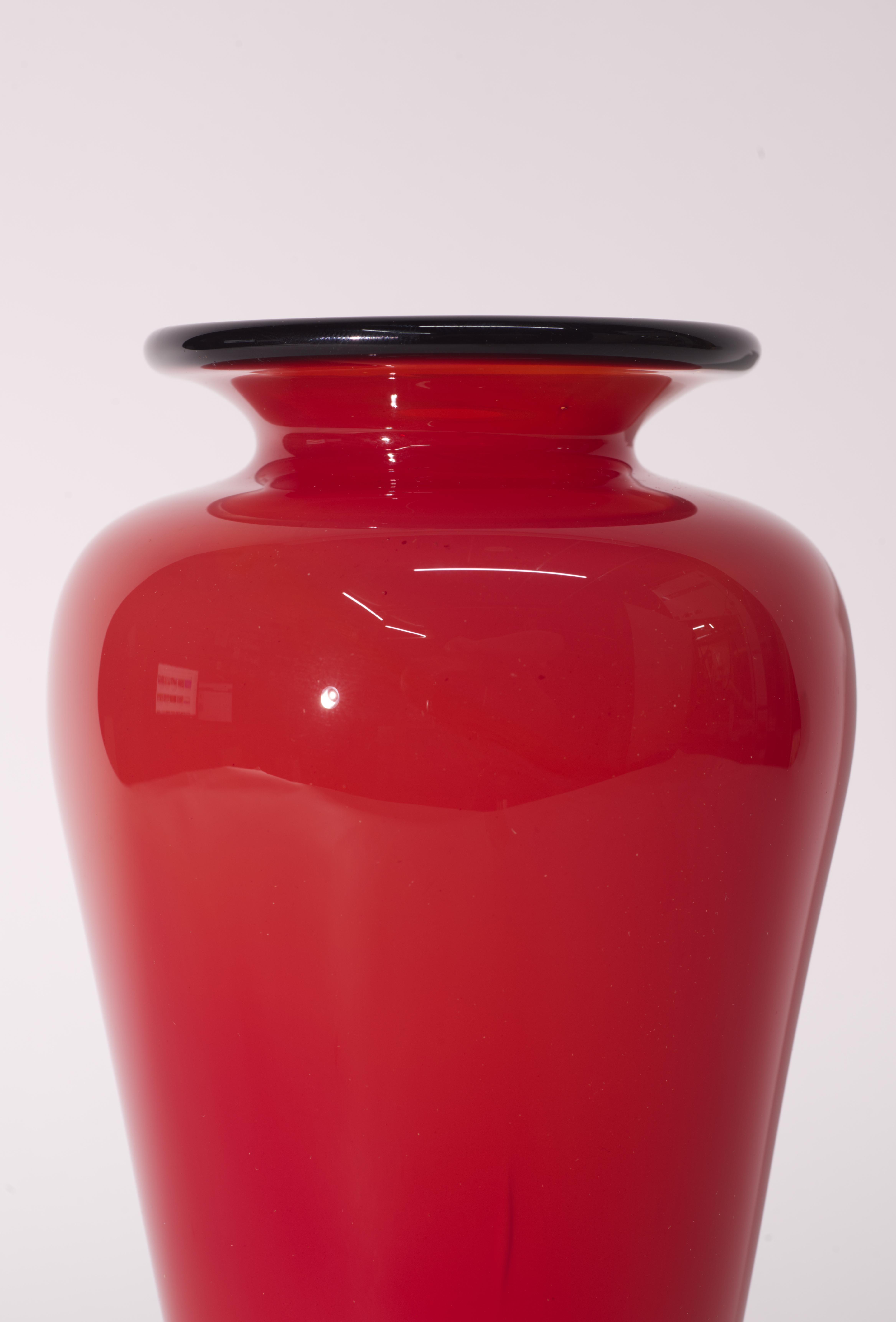 Jarrón posmoderno de vidrio artístico Sommerso, rojo y negro, soplado a mano en Bueno estado para la venta en Clifton Springs, NY