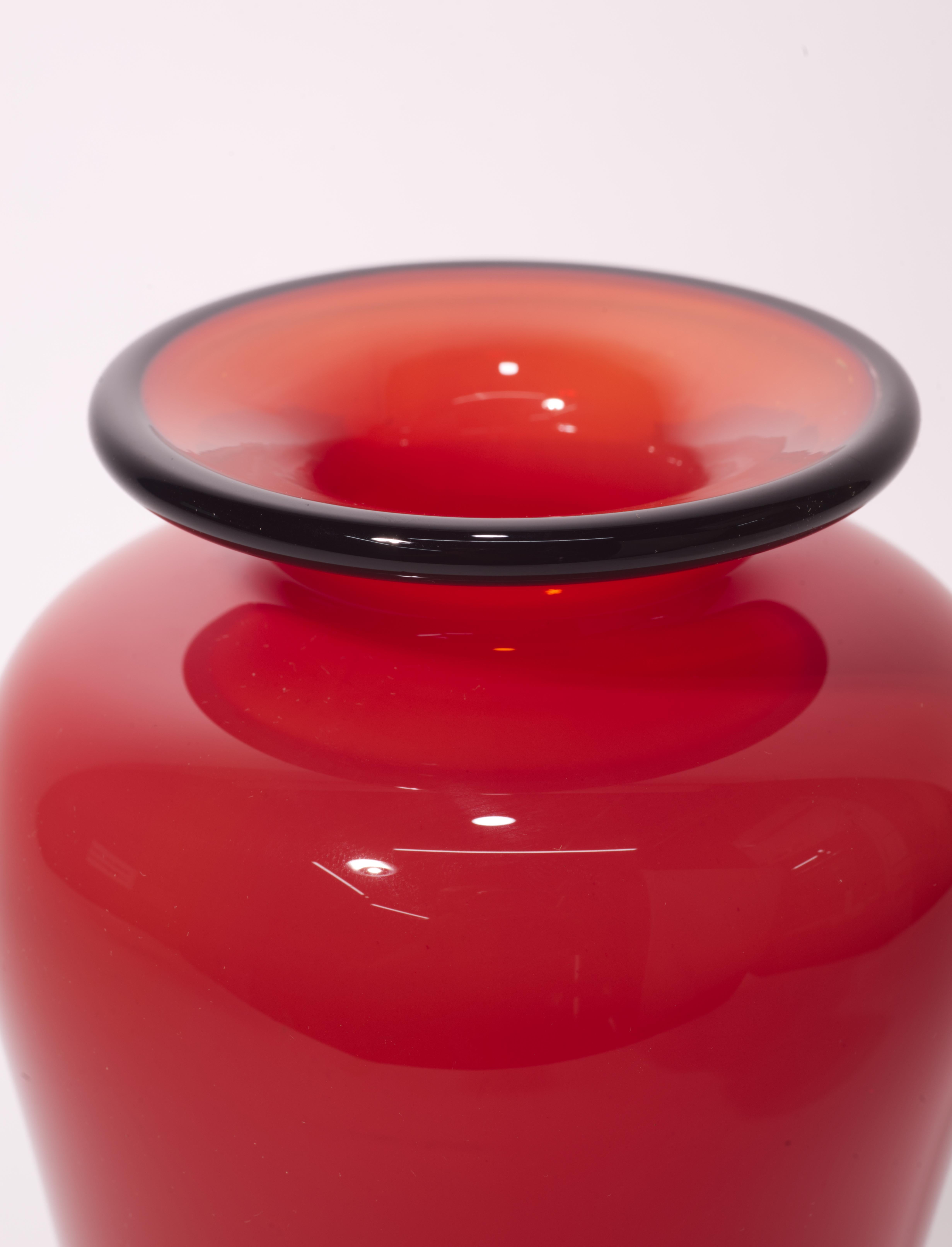 Jarrón posmoderno de vidrio artístico Sommerso, rojo y negro, soplado a mano siglo XX en venta