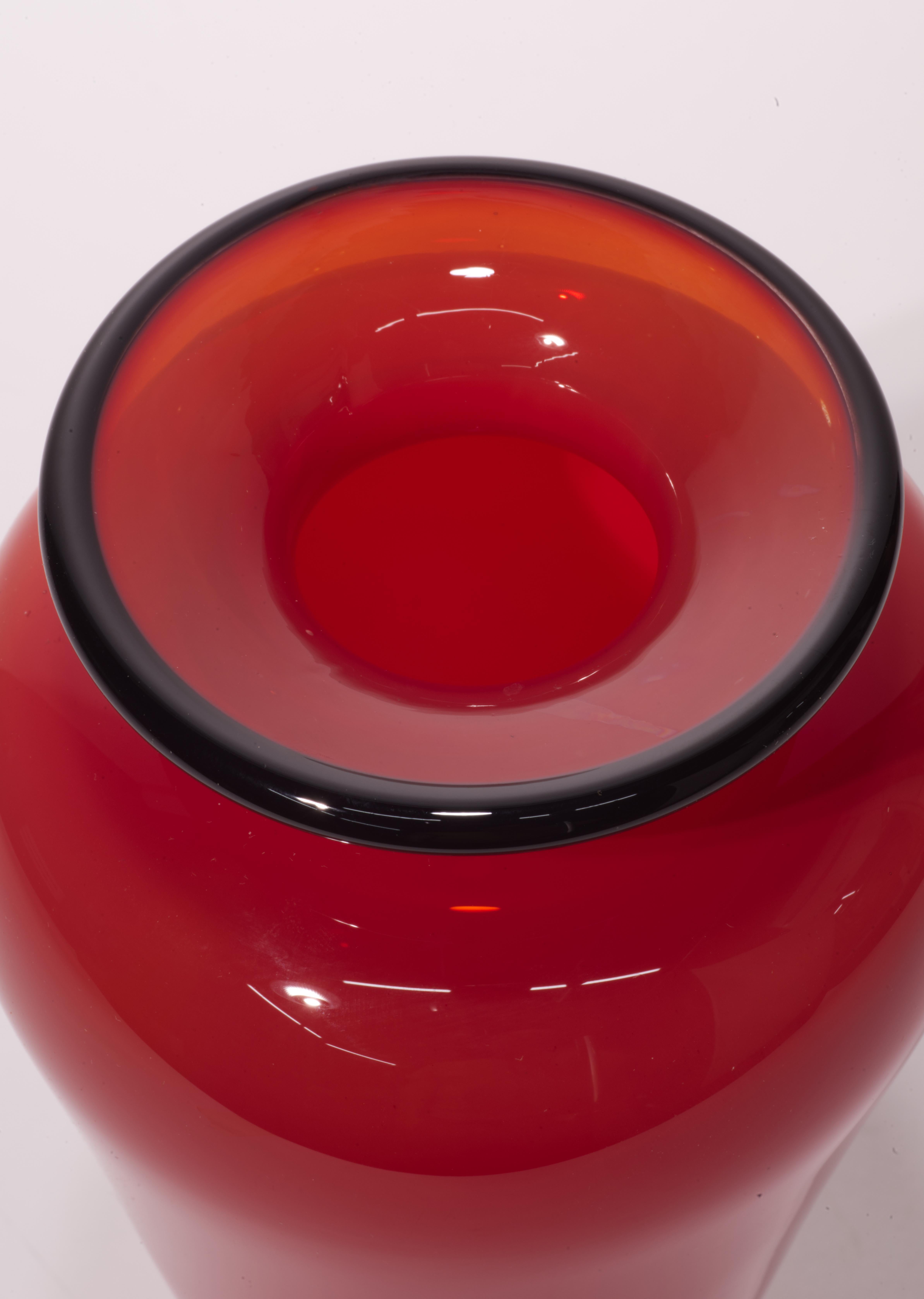 Jarrón posmoderno de vidrio artístico Sommerso, rojo y negro, soplado a mano Vidrio en venta