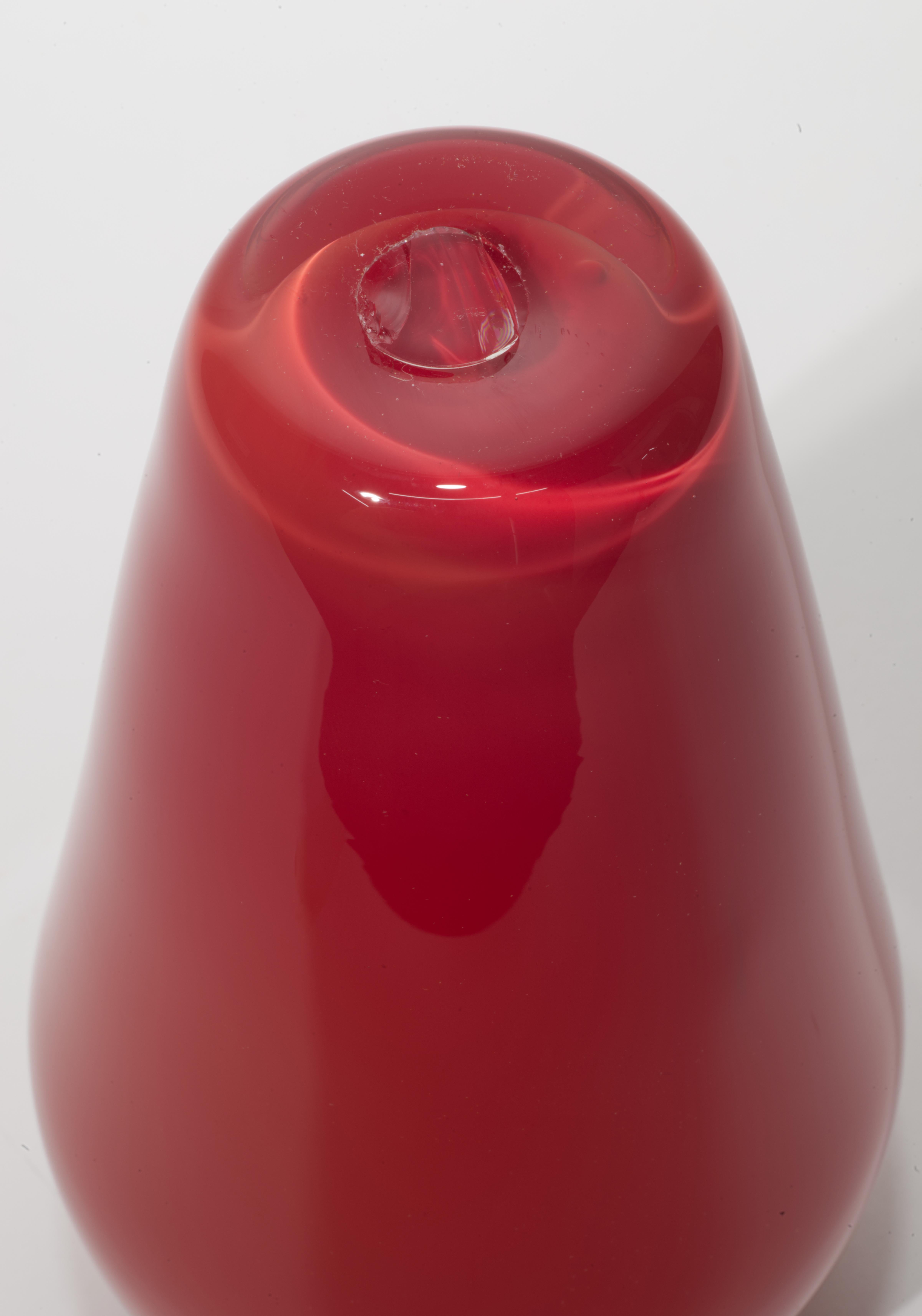 Jarrón posmoderno de vidrio artístico Sommerso, rojo y negro, soplado a mano en venta 1
