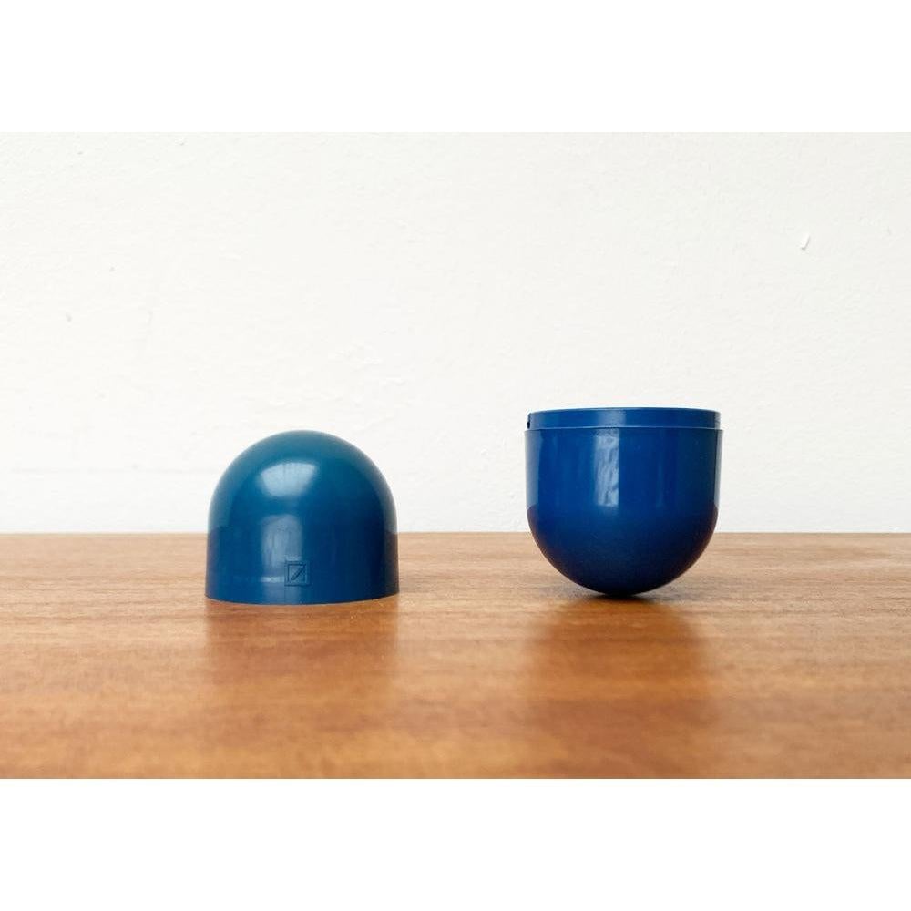 Postmodern Space Age Deutsche Bank Pill Shaped Balancing Penny Bank, in Very Good conditions. Designed 1970 to 1979.

Additional information:
Materials: Plastic
Style: Memphis, Postmodern
Color: Blue
Item Type: Vintage, Antique or