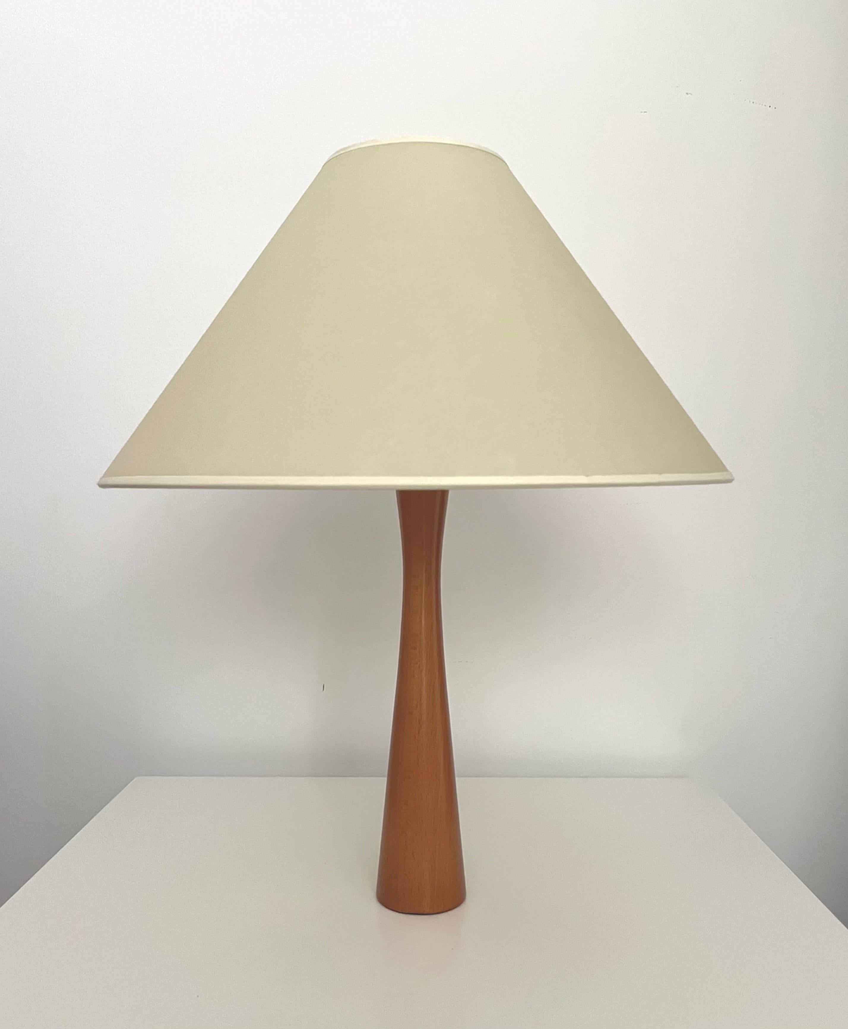 Única y bonita lámpara de sobremesa española postmoderna de madera de haya 
