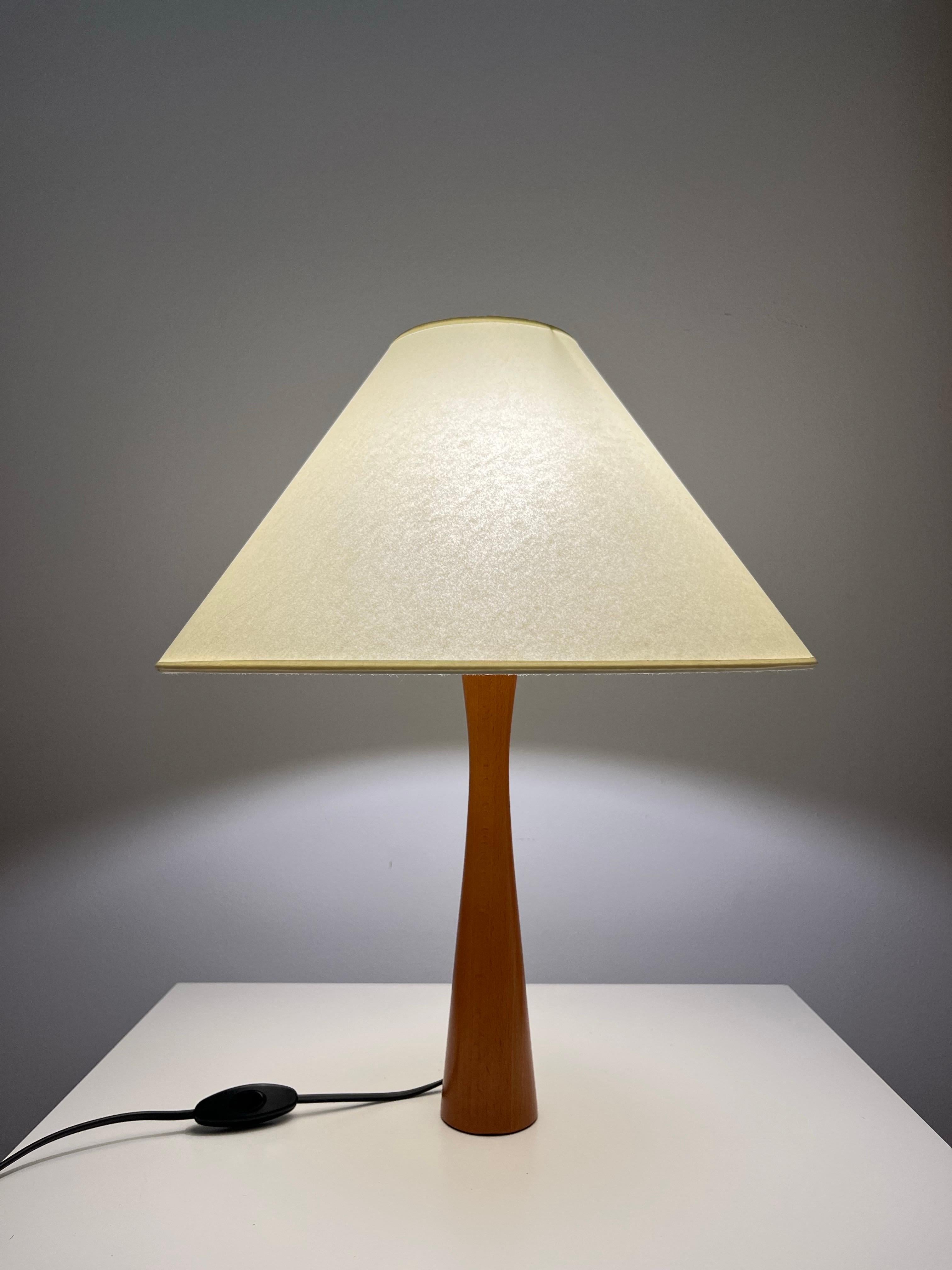 Lámpara de sobremesa española postmoderna de madera 