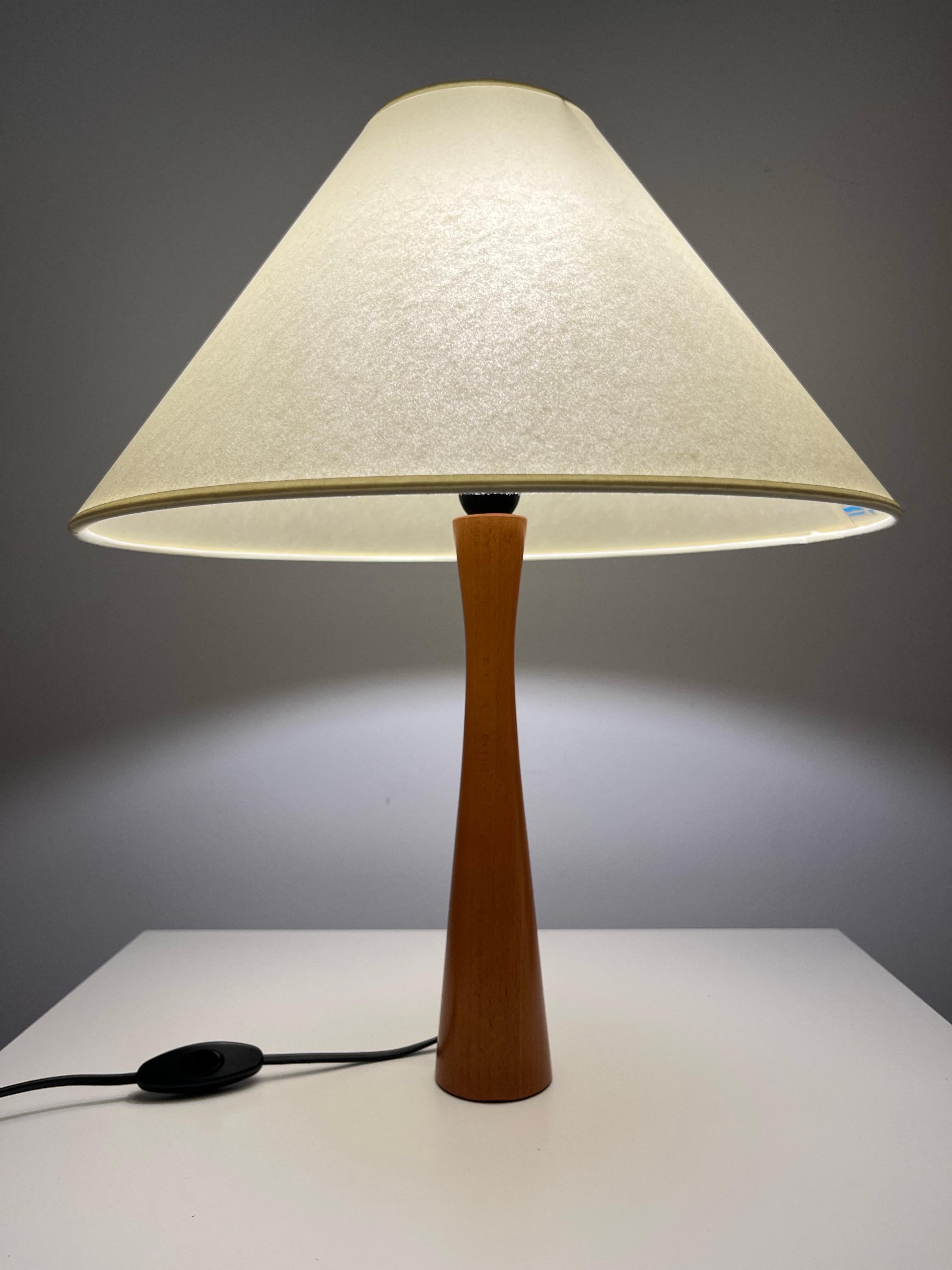 Lámpara de sobremesa española postmoderna de madera 