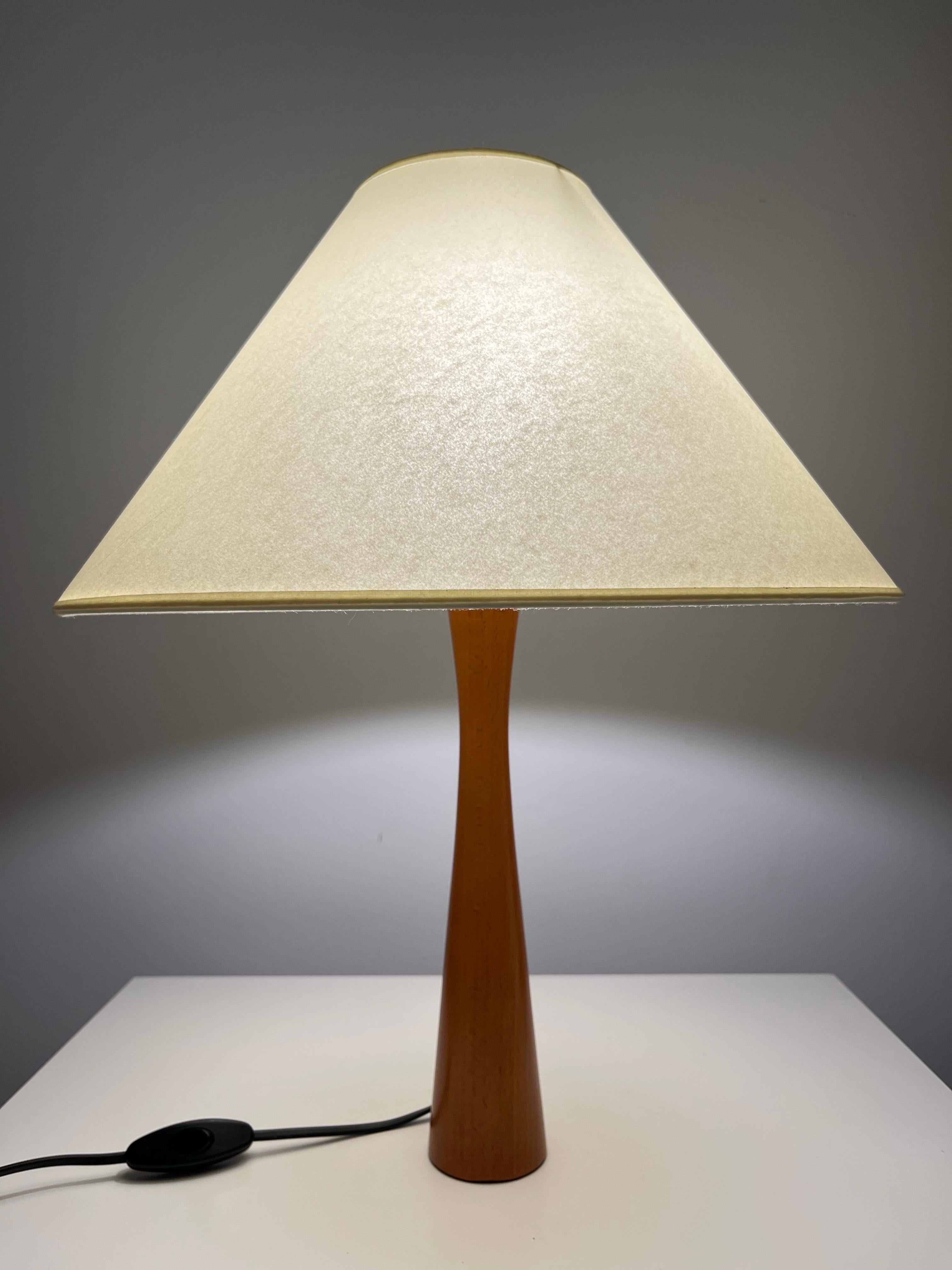 Lámpara de sobremesa española postmoderna de madera 