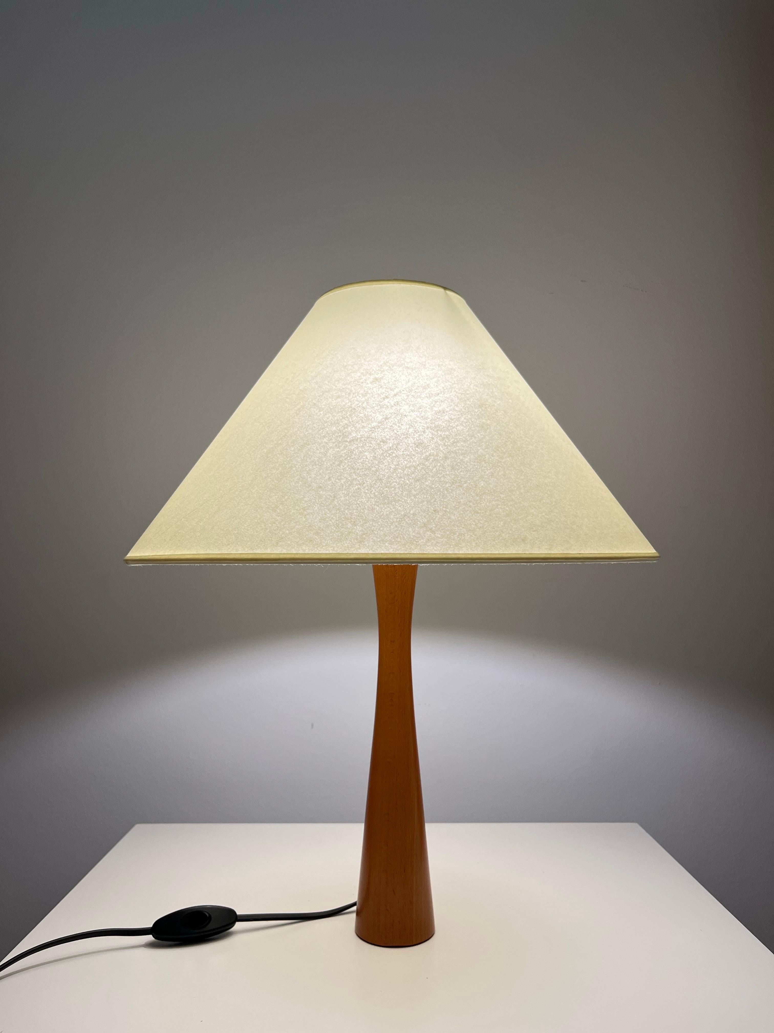 Lámpara de sobremesa española postmoderna de madera 