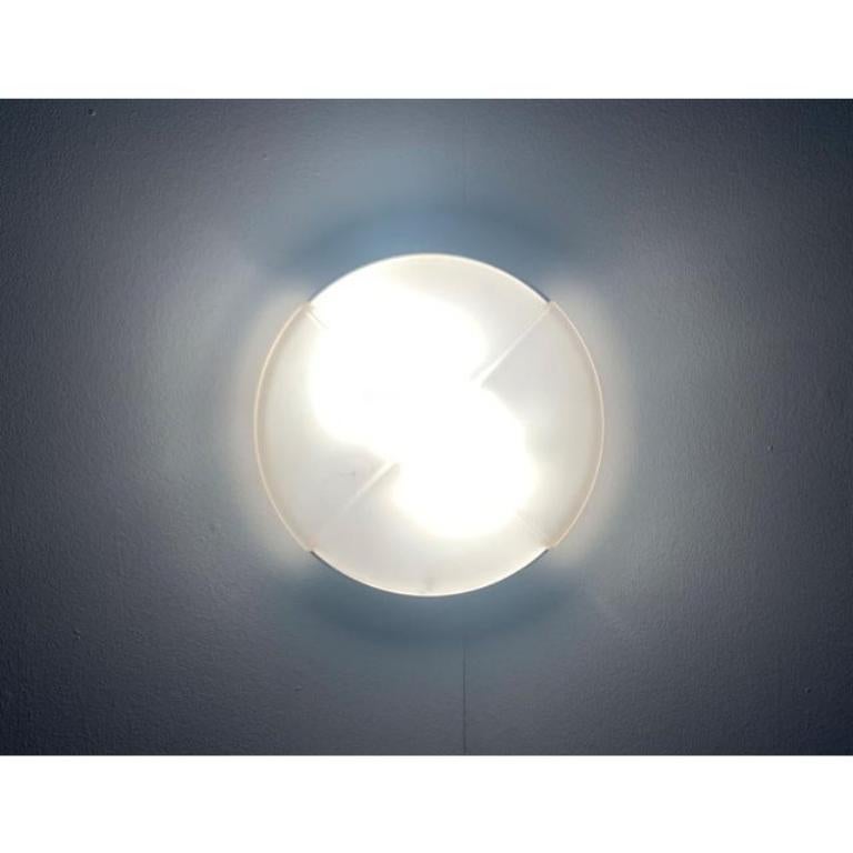 Lampada da soffitto o da parete del produttore spagnolo milan.

un design postmoderno. Il corpo del Luminaire forma una cattedrale piatta. Il diffusore rotondo in vetro è segmentato in quattro quarti di cerchio, due dei quali sono eseguiti. Un